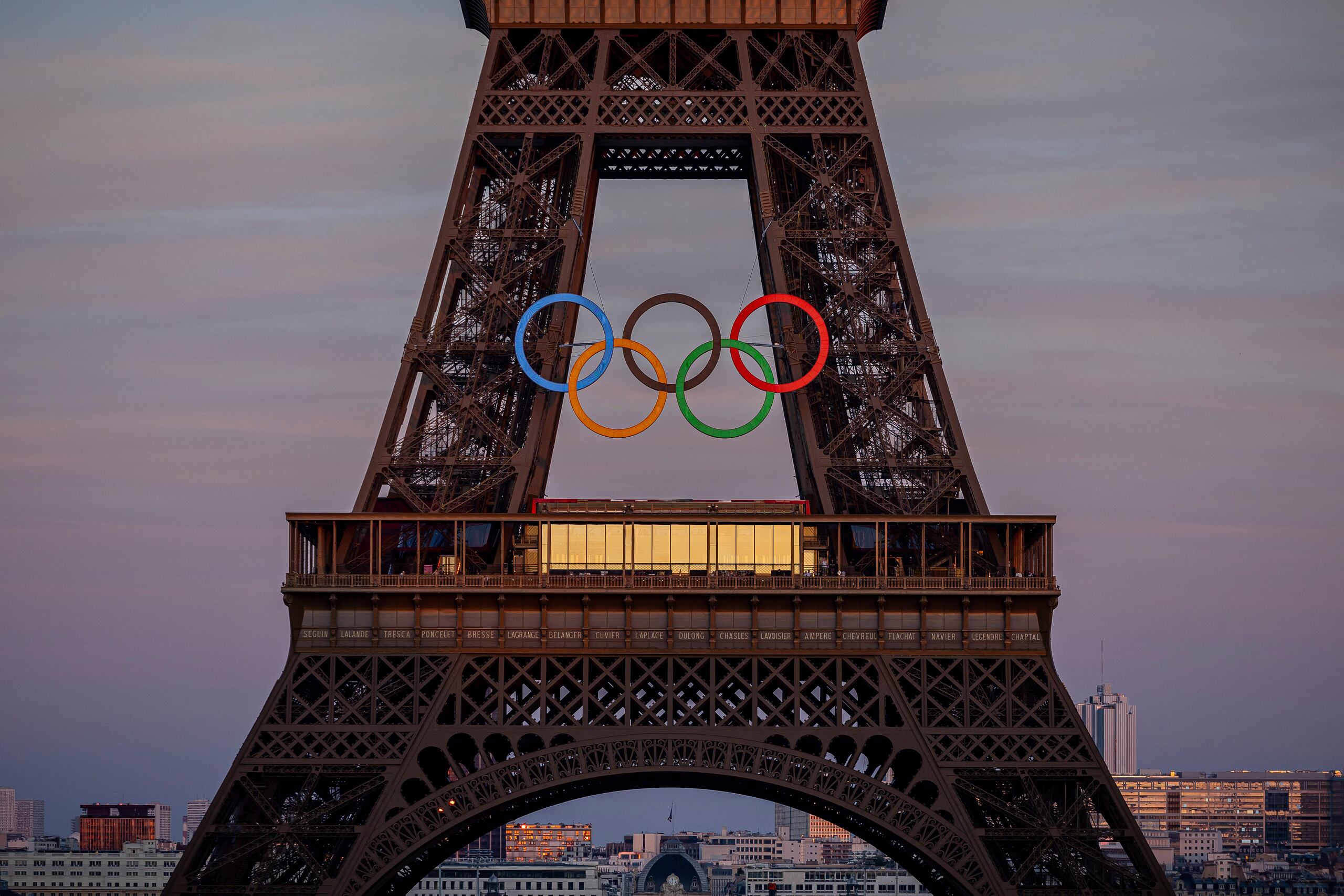 Los aros olímpicos adornan la Torre Eiffel desde el 7 de junio, cuando faltaban 50 días para la inauguración de los Juegos el próximo 26 de julio.