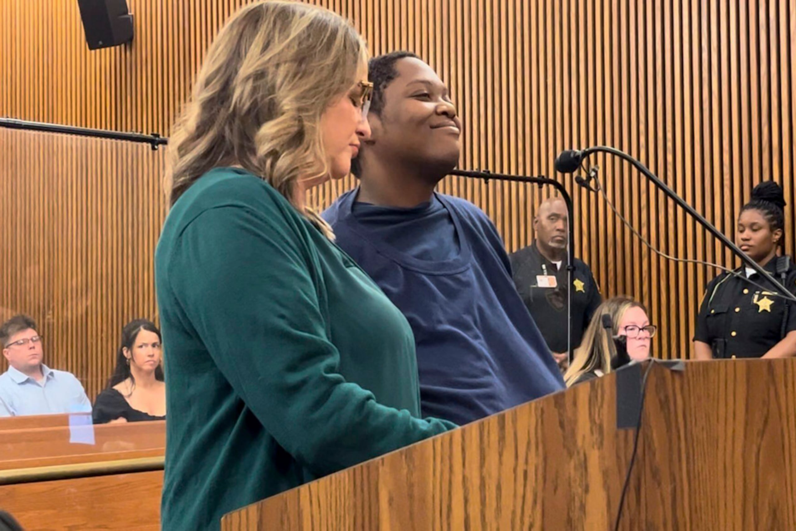 Bionca Ellis sonrió durante su comparece ante el tribunal del condado de Cuyahoga el 10 de junio, en Cleveland, Ohio, por la muerte a puñaladas de Julian Wood, de 3 años, en el estacionamiento de un supermercado.