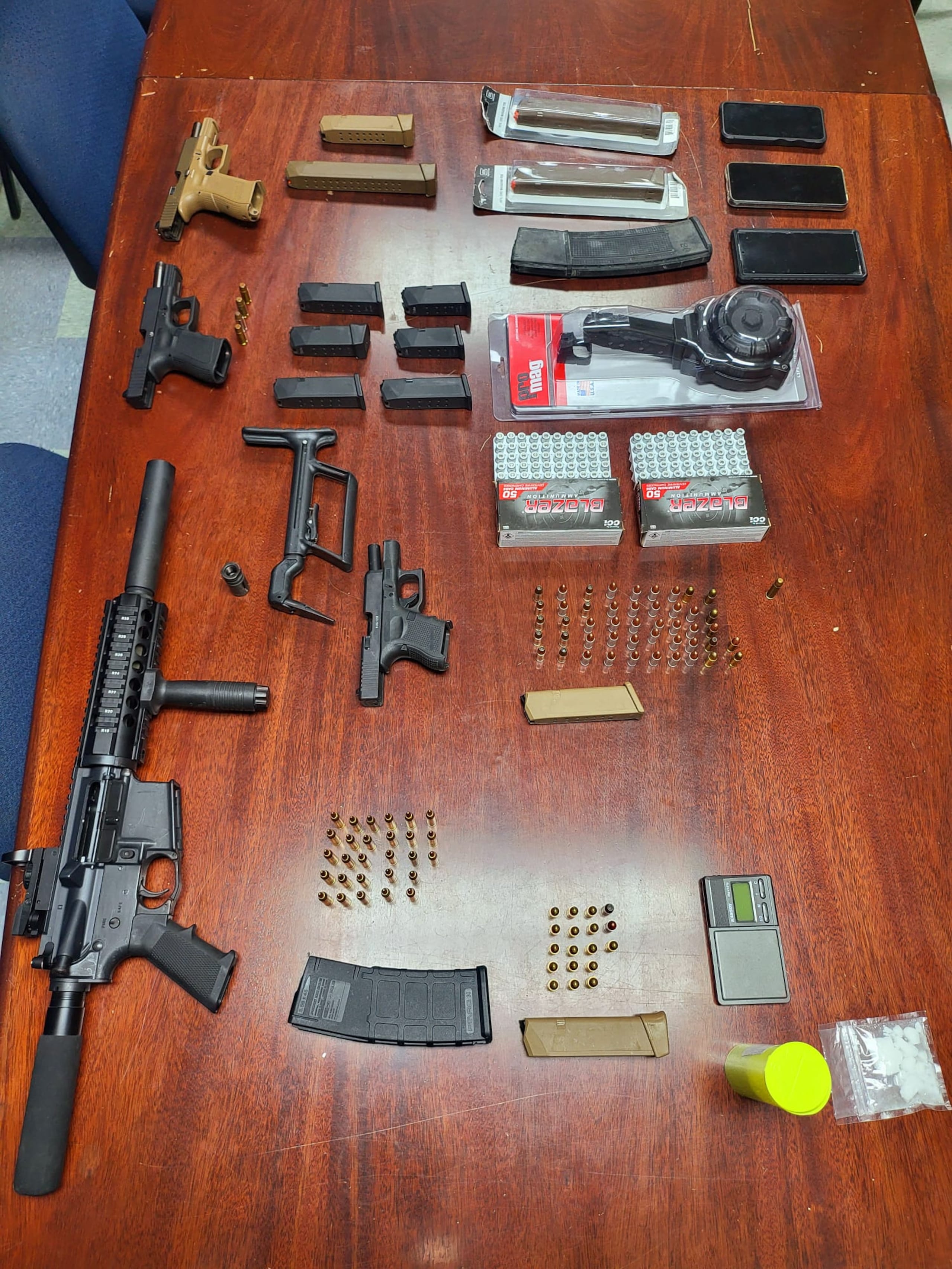 Armas ilegales y sustancias controladas fueron ocupadas en un allanamiento en una residencia del camino Los Goveos del barrio Cerro Gordo, en Bayamón.