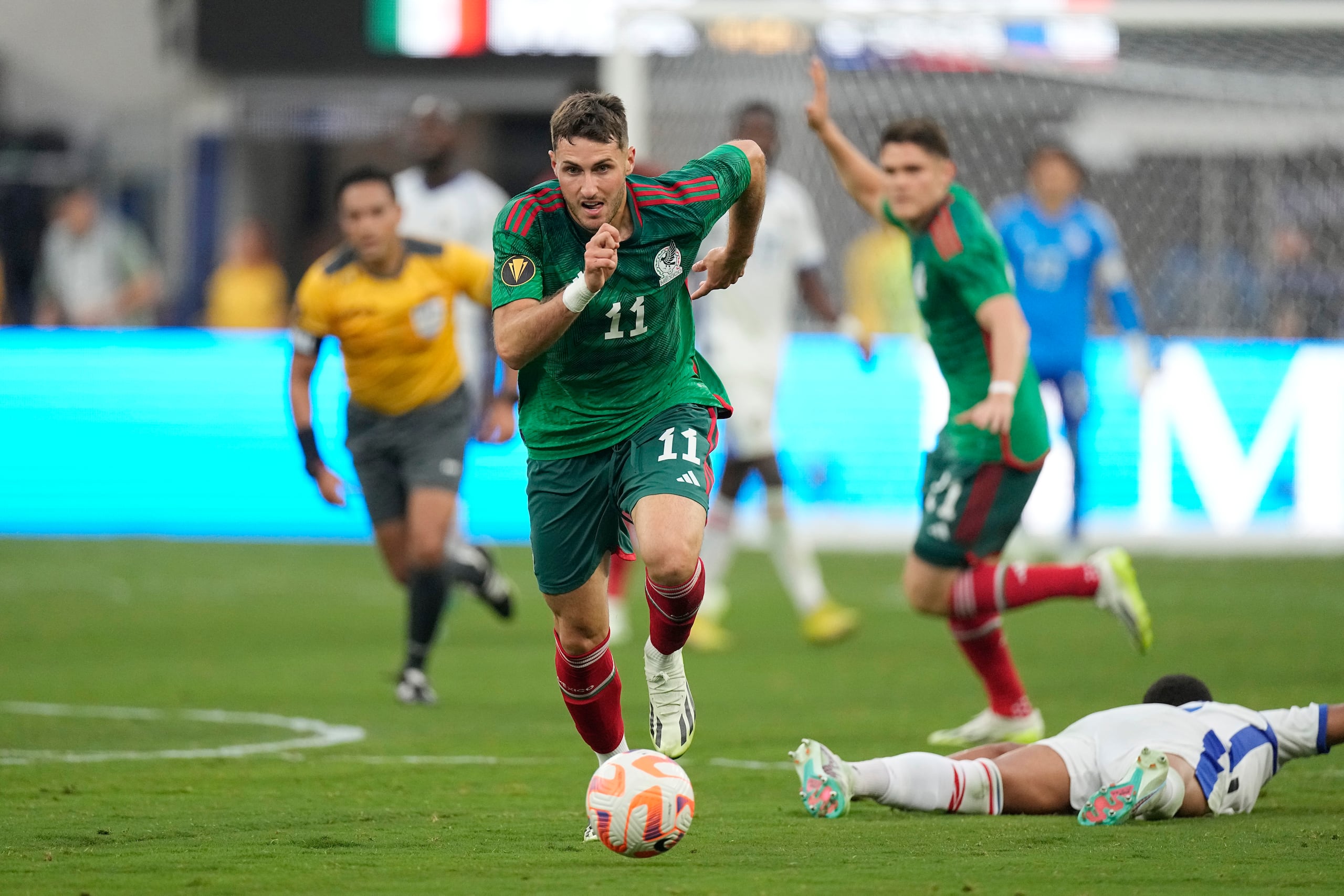 ARCHIVO - El delantero mexicano Santiago Giménez regatea para marcar un gol ante Panamá en la final de la Copa Oro de la CONCACAF, el 16 de julio de 2023, en Inglewood, California. (AP Foto/Mark J. Terrill)
