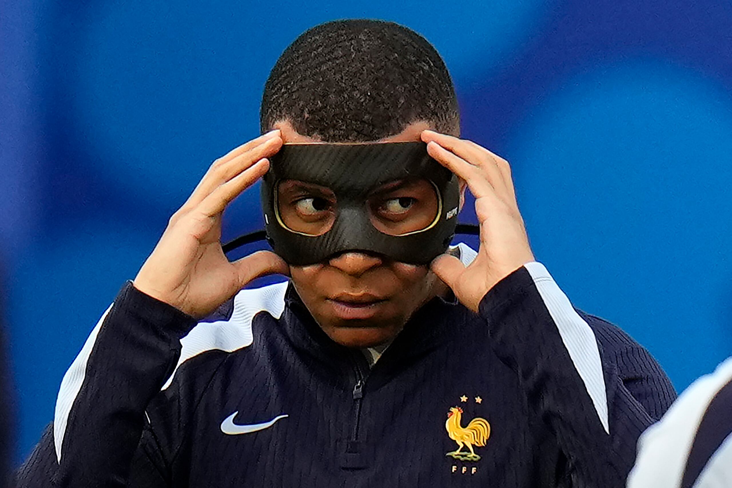 El francés Kylian Mbappé ajusta su máscara durante el calentamiento del equipo antes del juego ante Holanda.