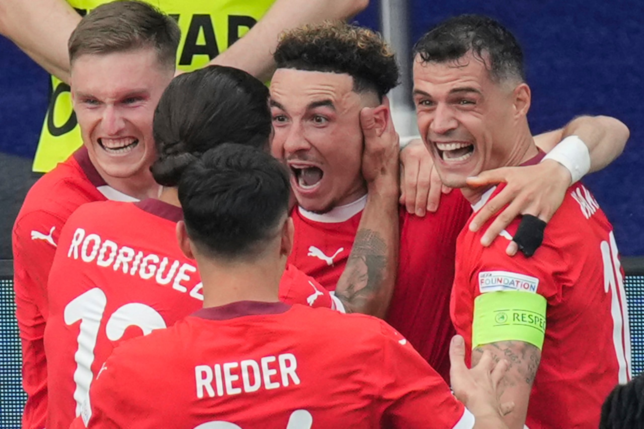 Ruben Vargas (al centro) celebra son sus compañeros después de anotar el segundo gol de Suiza ante Italia.