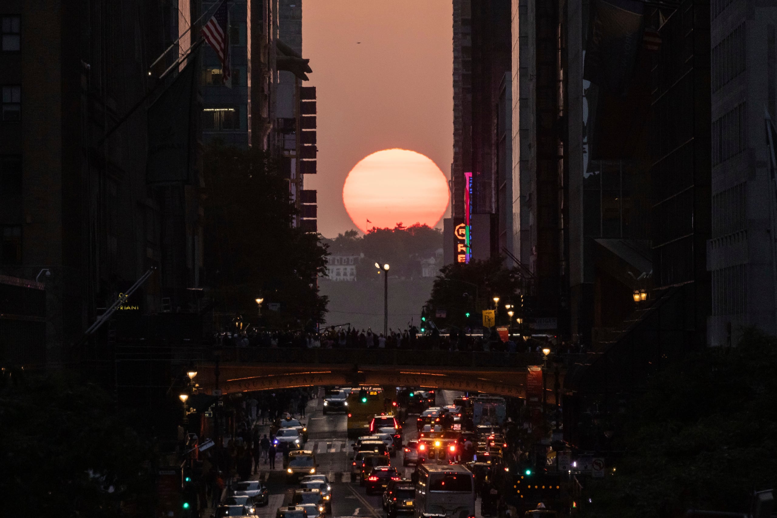 El Sol se oculta entre los edificios de 42nd Street en Nueva York durante el fenómeno conocido como "Manhattanhenge", el 30 de mayo de 2023. (AP Photo/Yuki Iwamura, Archivo)