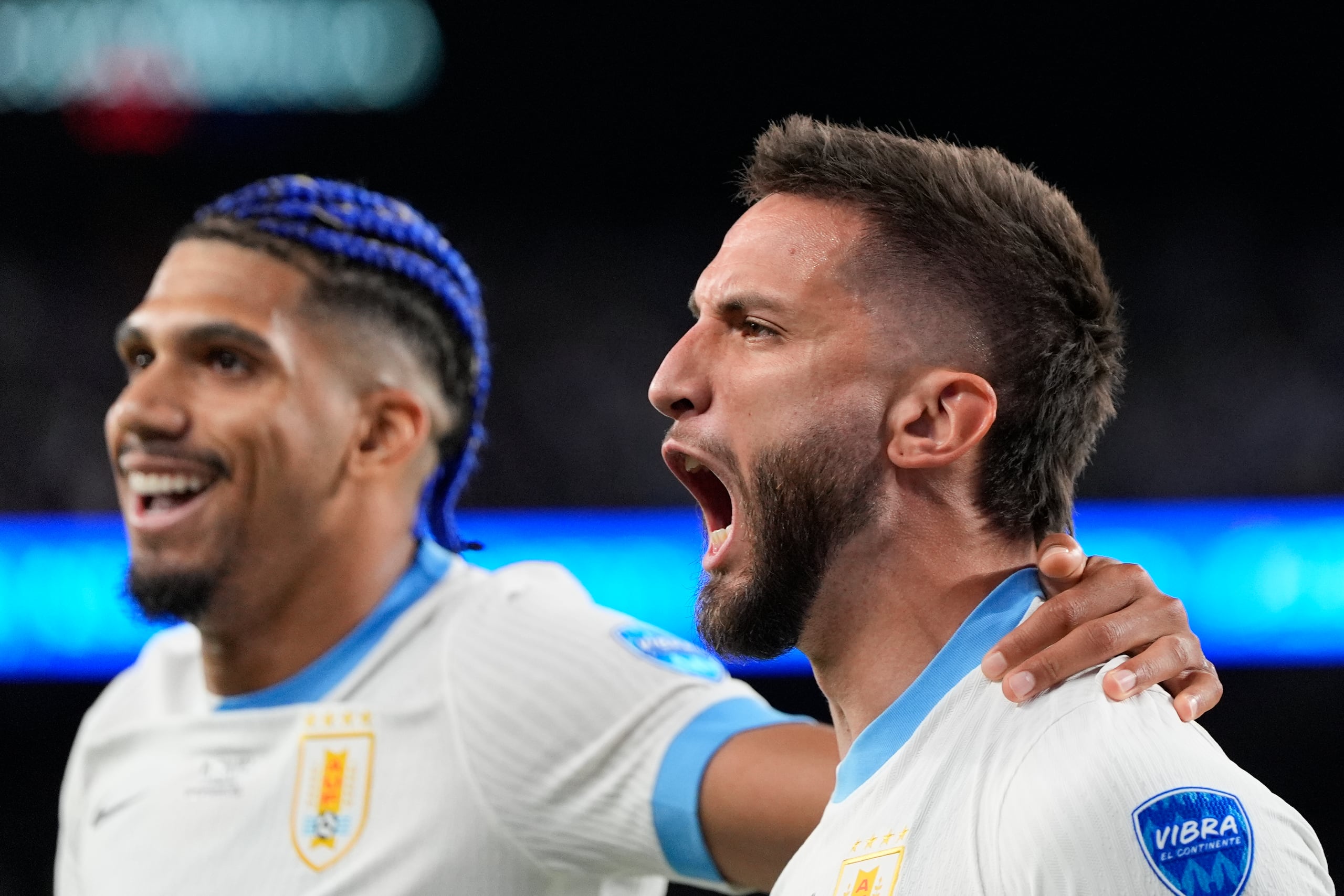 Rodrigo Bentancur (derecha) celebra con Ronald Araujo tras anotar el quinto gol de Uruguay en la victoria 5-0 ante Bolivia en el partido del Grupo C de la Copa América, el jueves 27 de junio de 2024, en East Rutherford, Nueva Jersey.