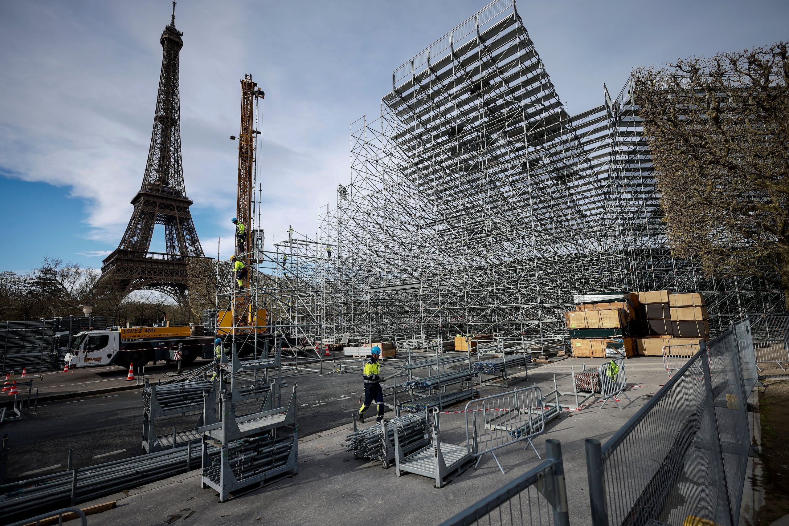 Trabajadores construyen gradas para las canchas del voleibol sobre arena de los Juegos Olímpicos. 