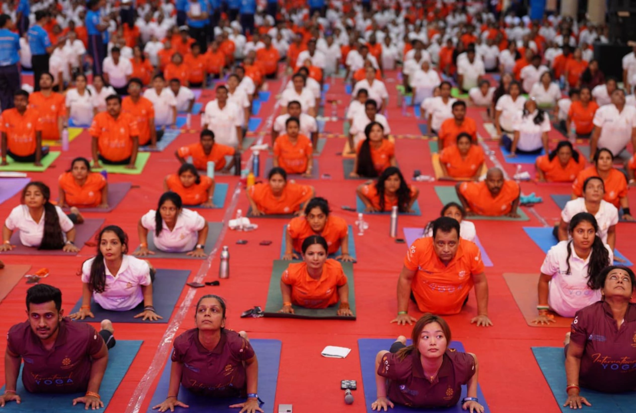 El evento sirvió para conmemorar el décimo Día Internacional del Yoga, que se celebra este 21 de junio y propició múltiples actos similares por toda la India.