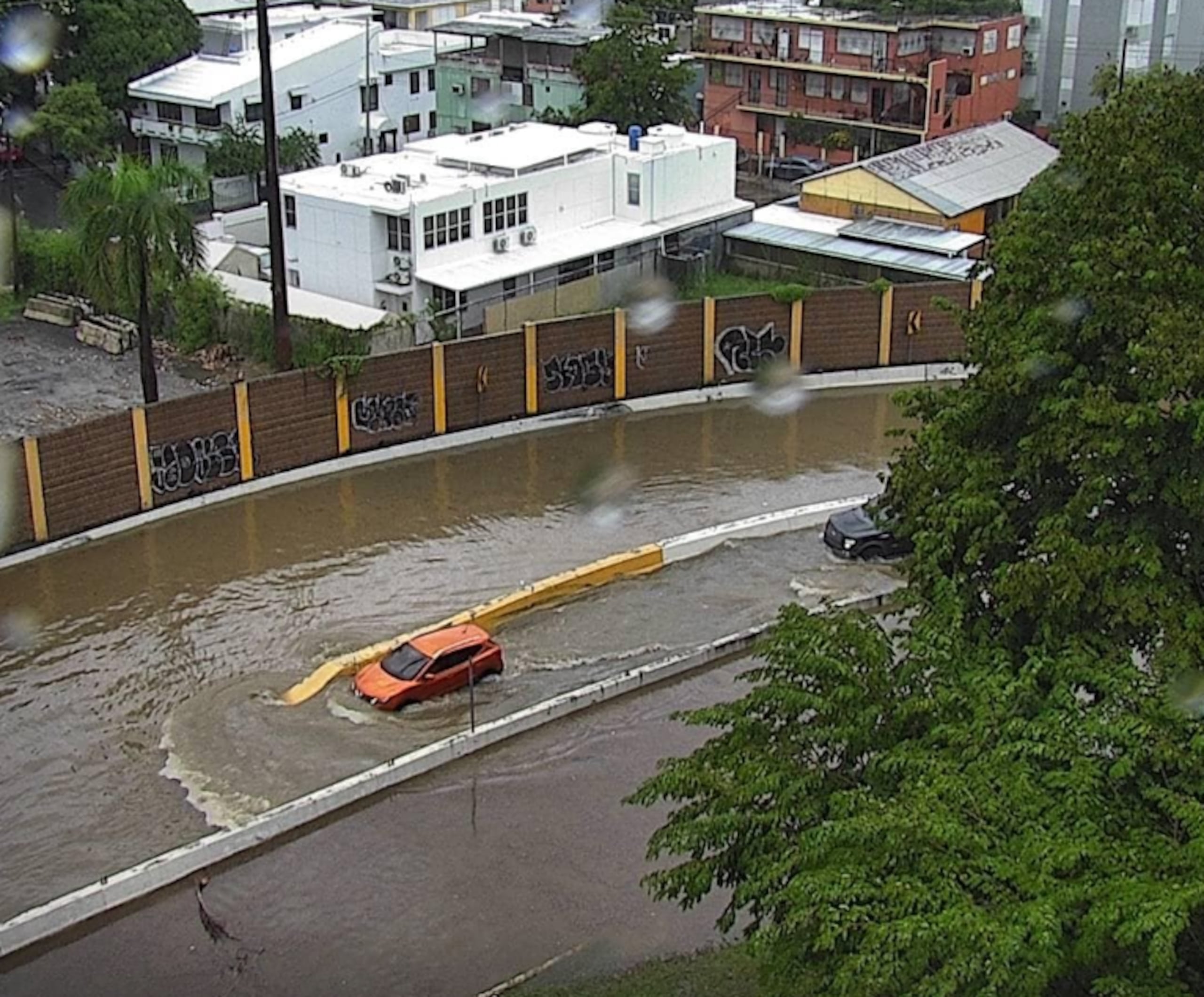 Son recurrentes las inundaciones con carros atrapados en las cercanías del Túnel Minillas.