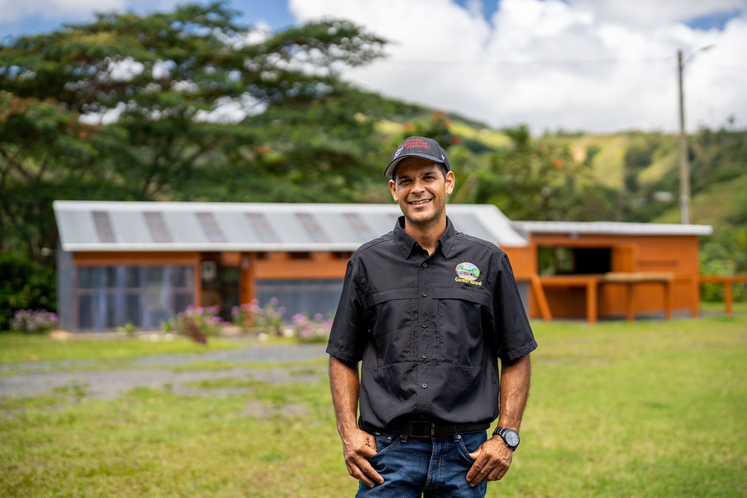 Frankie González, quien inició su proyecto en el 2014, tuvo que comenzar de cero tras el paso del huracán María. Con su determinación, hoy mantiene la Hacienda Encanto Natural.