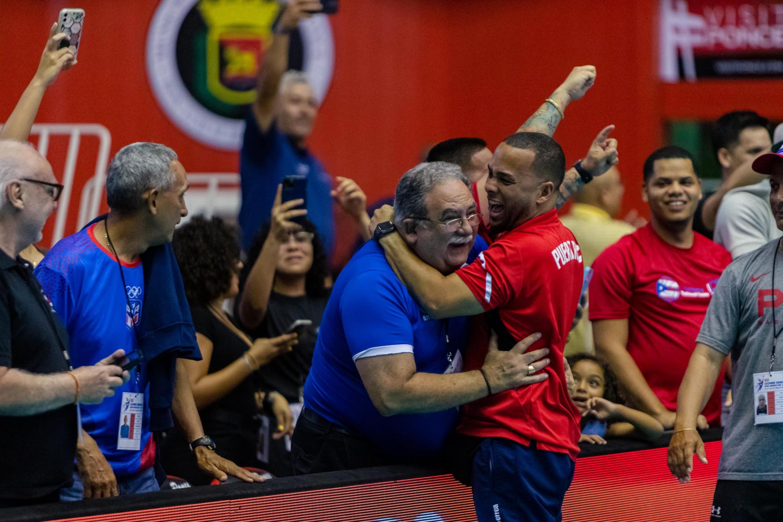 El presidente de la Federación Puertorriqueña de Voleibol, Dr. César Trabanco, celebra la victoria. (Carlos Romero, hijo)