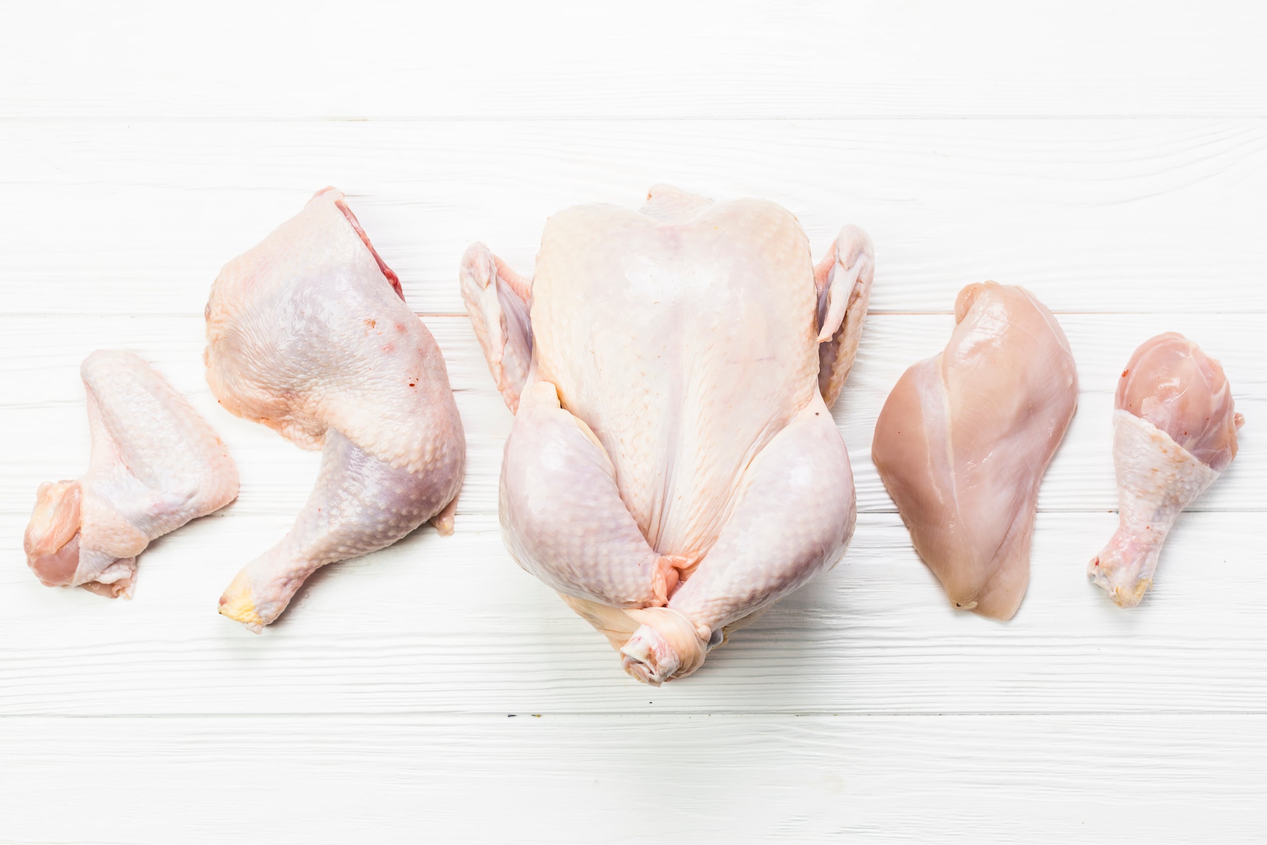 Algunas partes del pollo suelen desecharse, pero también puedes utilizarlos para darle sabor a tus caldos de pollo.  (Freepik)