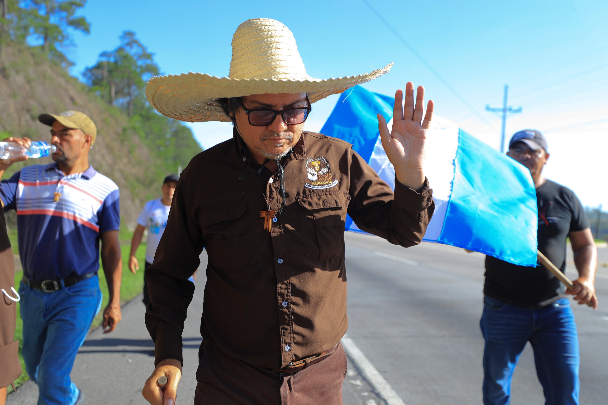 El sacerdote franciscano hondureño Leopoldo Serrano continúa este jueves su recorrido por la carretera CA-5 en las inmediaciones del Valle de Amarateca, esperando llegar esta tarde a Tegucigalpa, en Honduras. (EFE/Gustavo Amador)