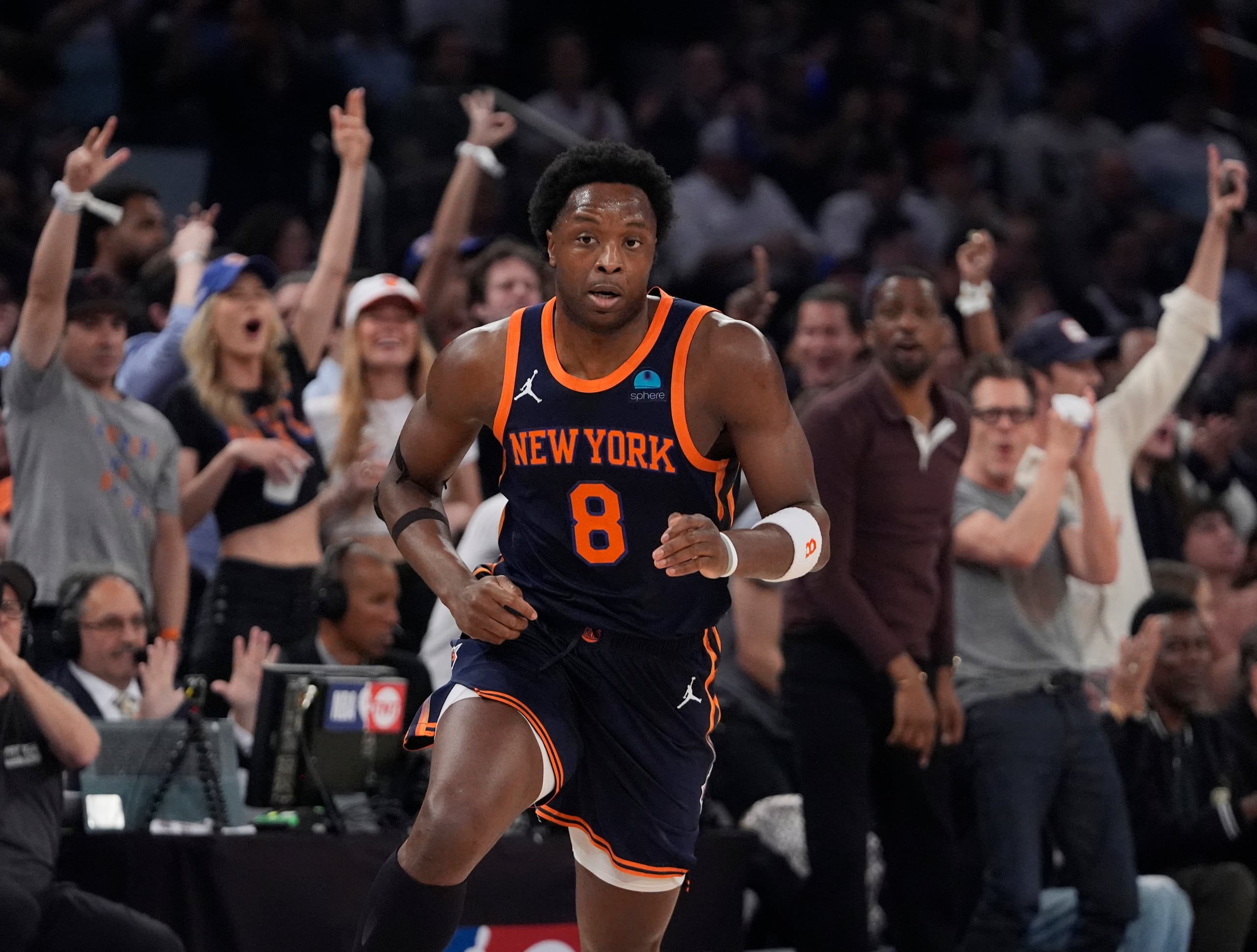 OG Anunoby, de los Knicks de Nueva York, corre tras atinar un disparo ante los Pacers de Indiana en el segundo partido de la serie de segunda ronda de los playoffs, el 8 de mayo de 2024.