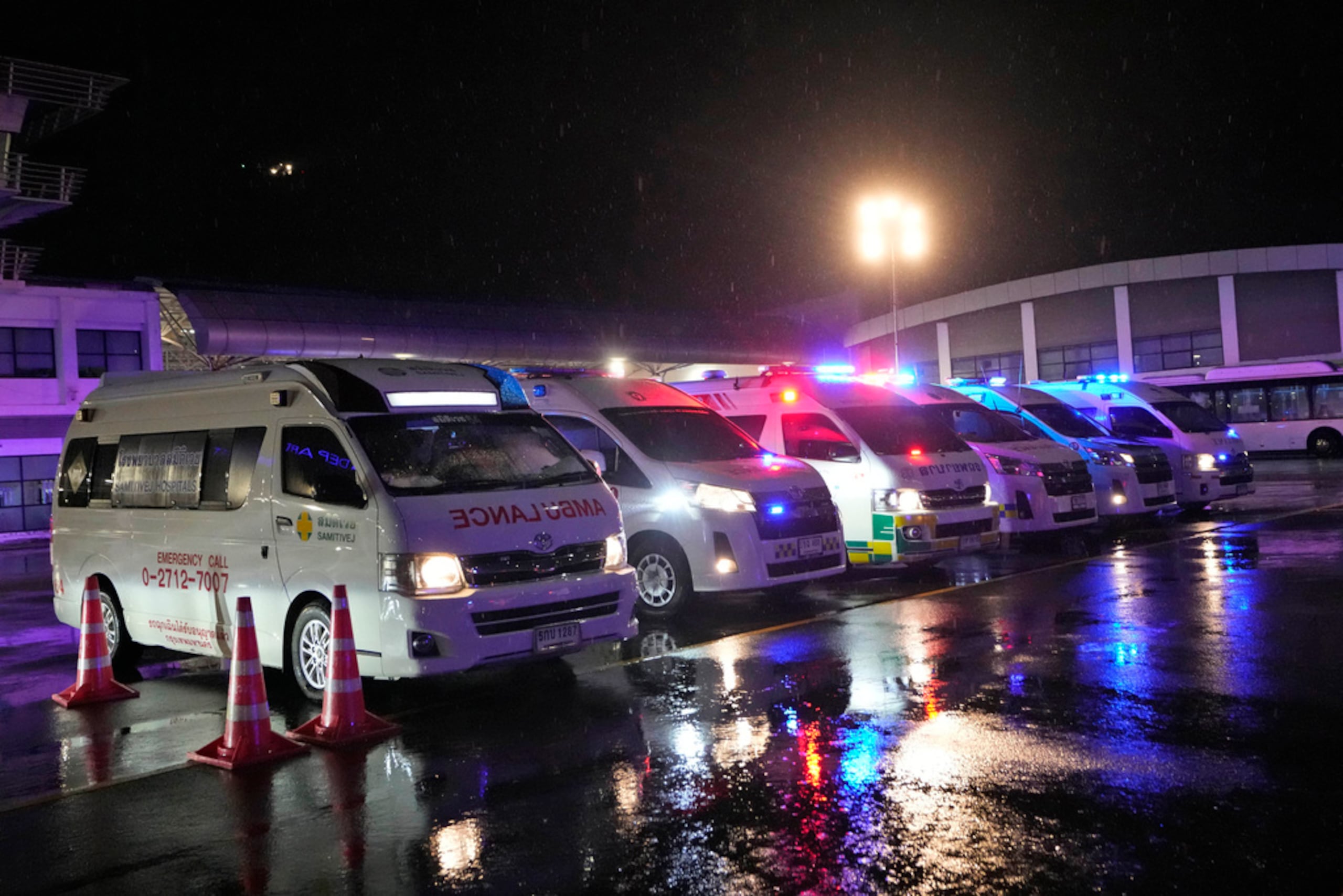 Ambulancias esperaban para transportar pasajeros del vuelo Londres-Singapur que sufrió graves turbulencias en Bangkok, Tailandia.