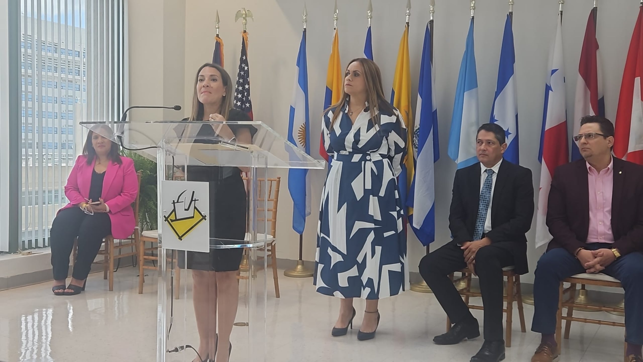 La presidenta alterna de la Comisión Estatal de Elecciones, Jessika Padilla Rivera, presidió el anuncio de la histórica visita de observadores internacionales de 17 organismos electorales para las primarias del próximo domingo.