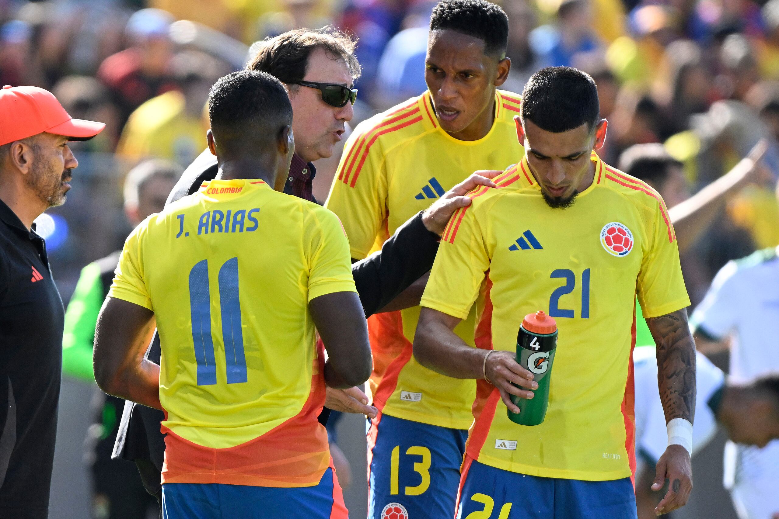 El técnico de Colombia Néstor Lorenzo charla con los jugadores Jhon Arias (11), Yerry Mina (13) y Daniel Muñoz (21) durante el amistoso contra Bolivia, el sábado 15 de junio de 2024, en East Hartford, Connecticut.
