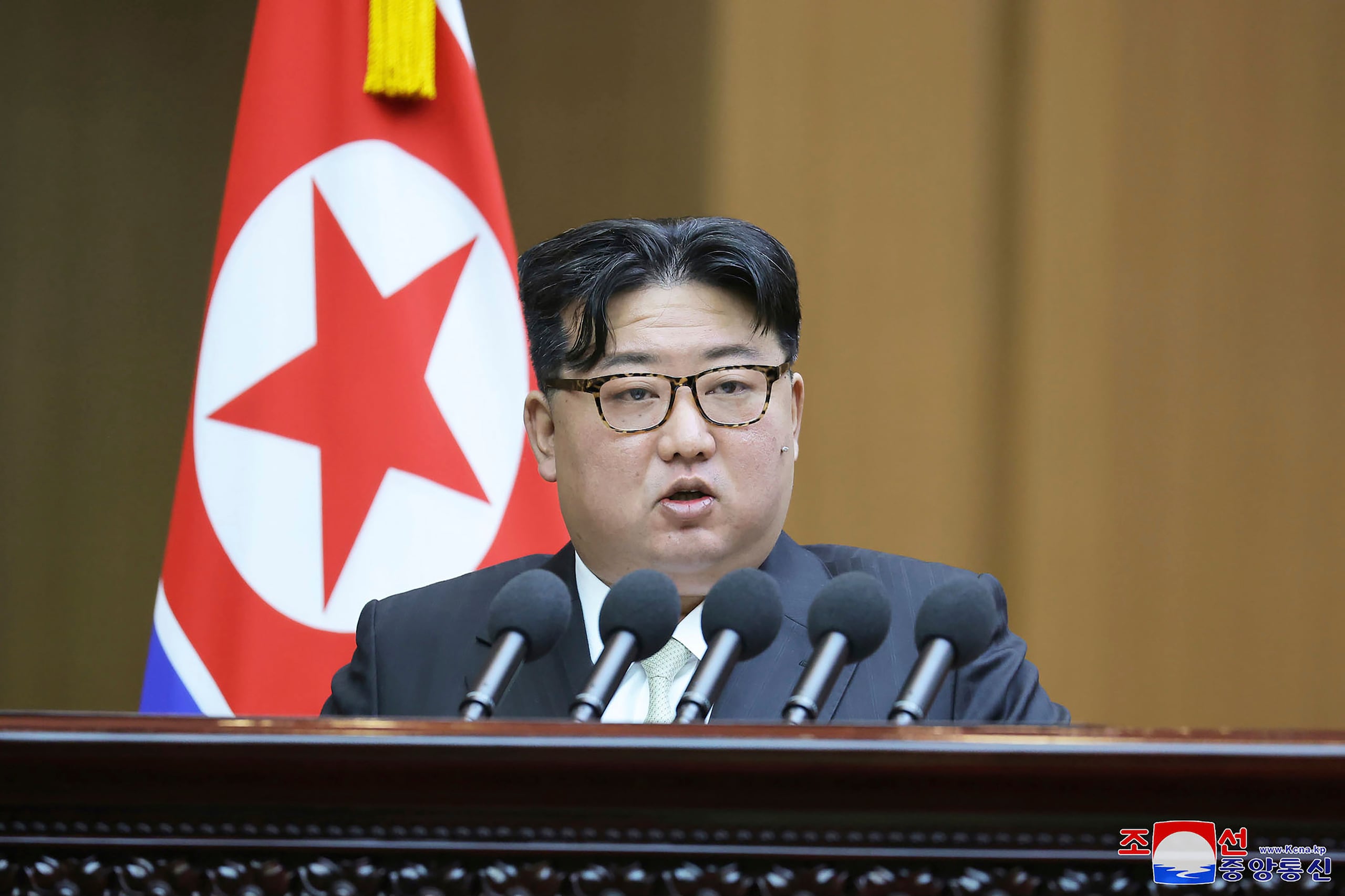 El líder de Corea del Norte, Kim Jong Un, prohibió el K-pop para proteger a los ciudadanos de la “influencia maligna” de la cultura occidental.