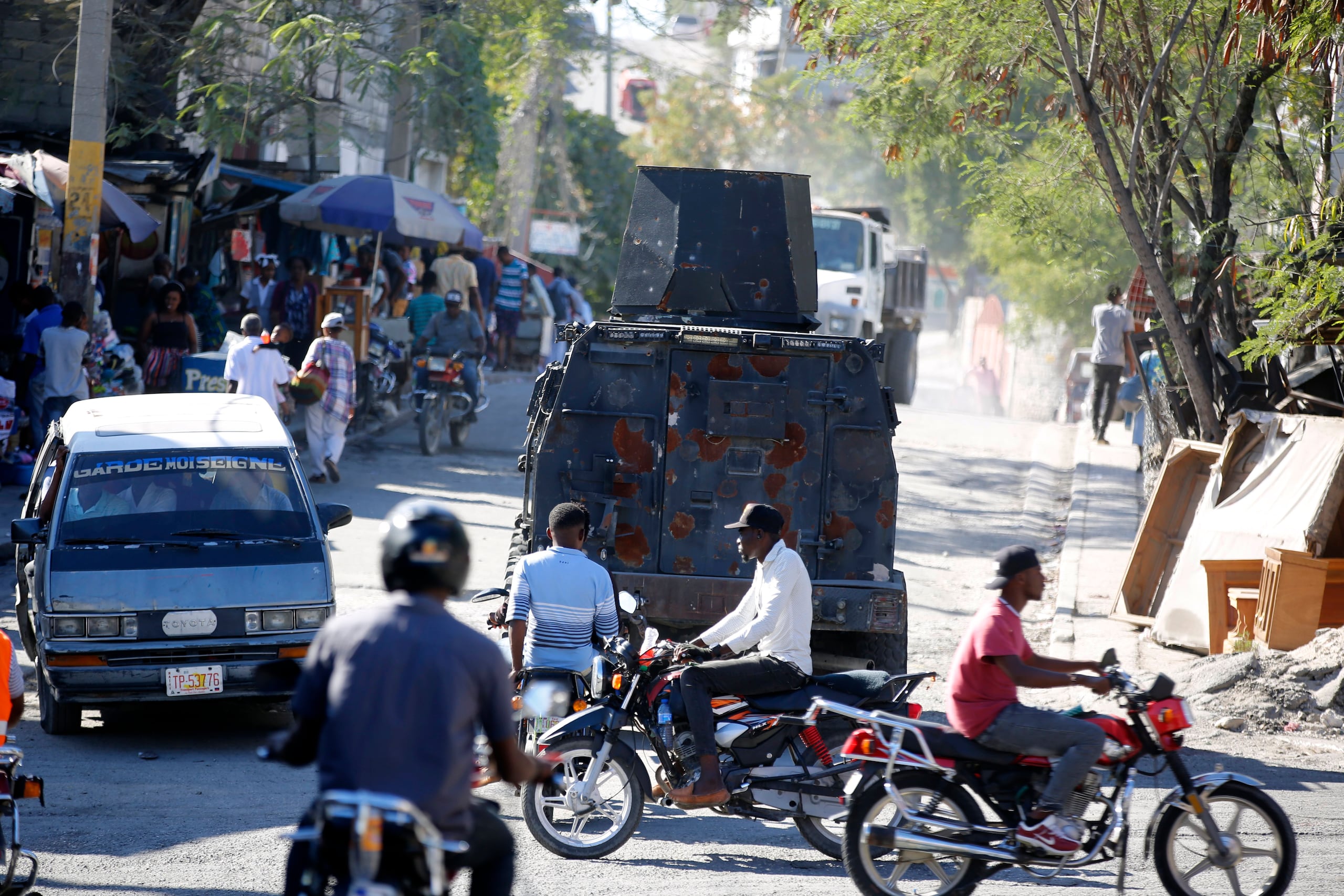 Un vehículo blindado de la policía patrulla por las calles de Puerto Príncipe, Haití.