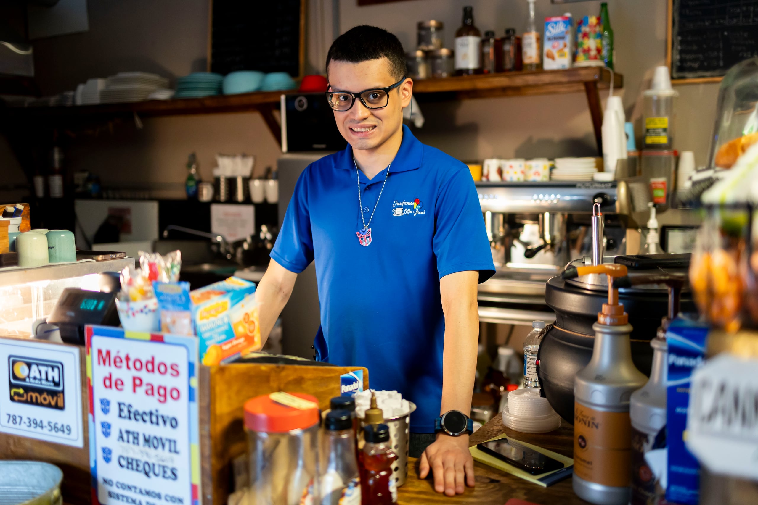 Con la ayuda de su madre, el joven maneja el negocio ubicado en el barrio Padilla, donde él es el barista.