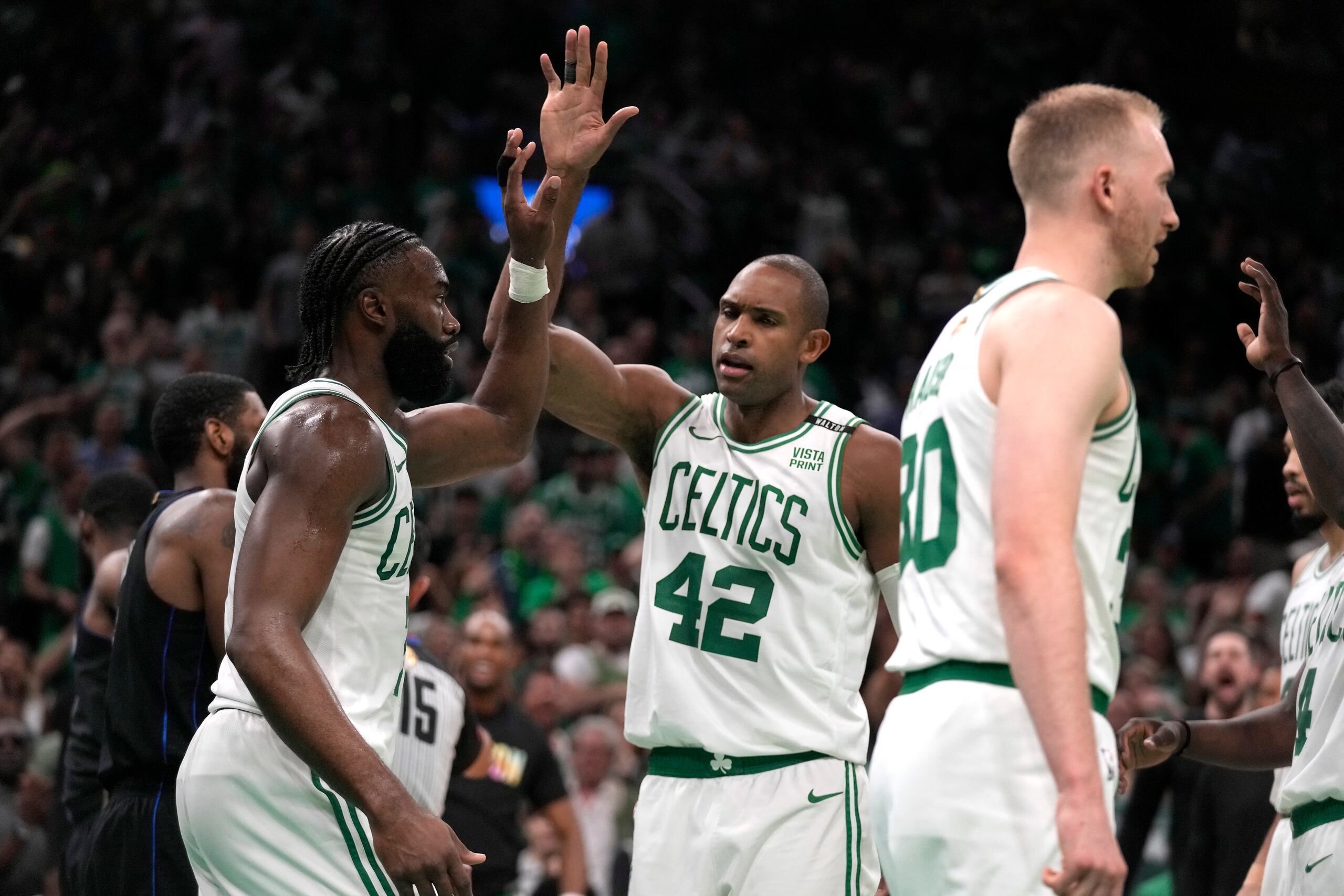 Jaylen Brown (izquierda) de los Celtics de Boston celebra con Al Horford durante el primer partido de las Finales de la NBA.