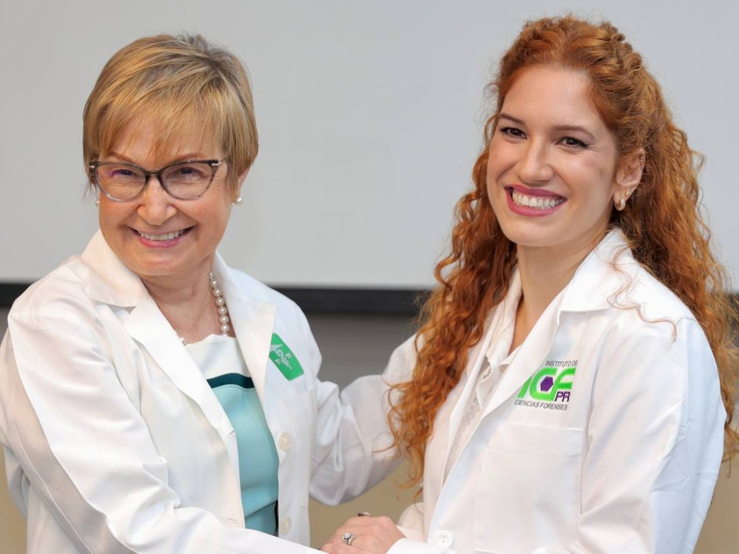 Si alguien está rebosante de alegría con la noticia de integración de la doctora Luna García al equipo del ICF es la directora de la institución, María Conte Miller, a la izquierda.