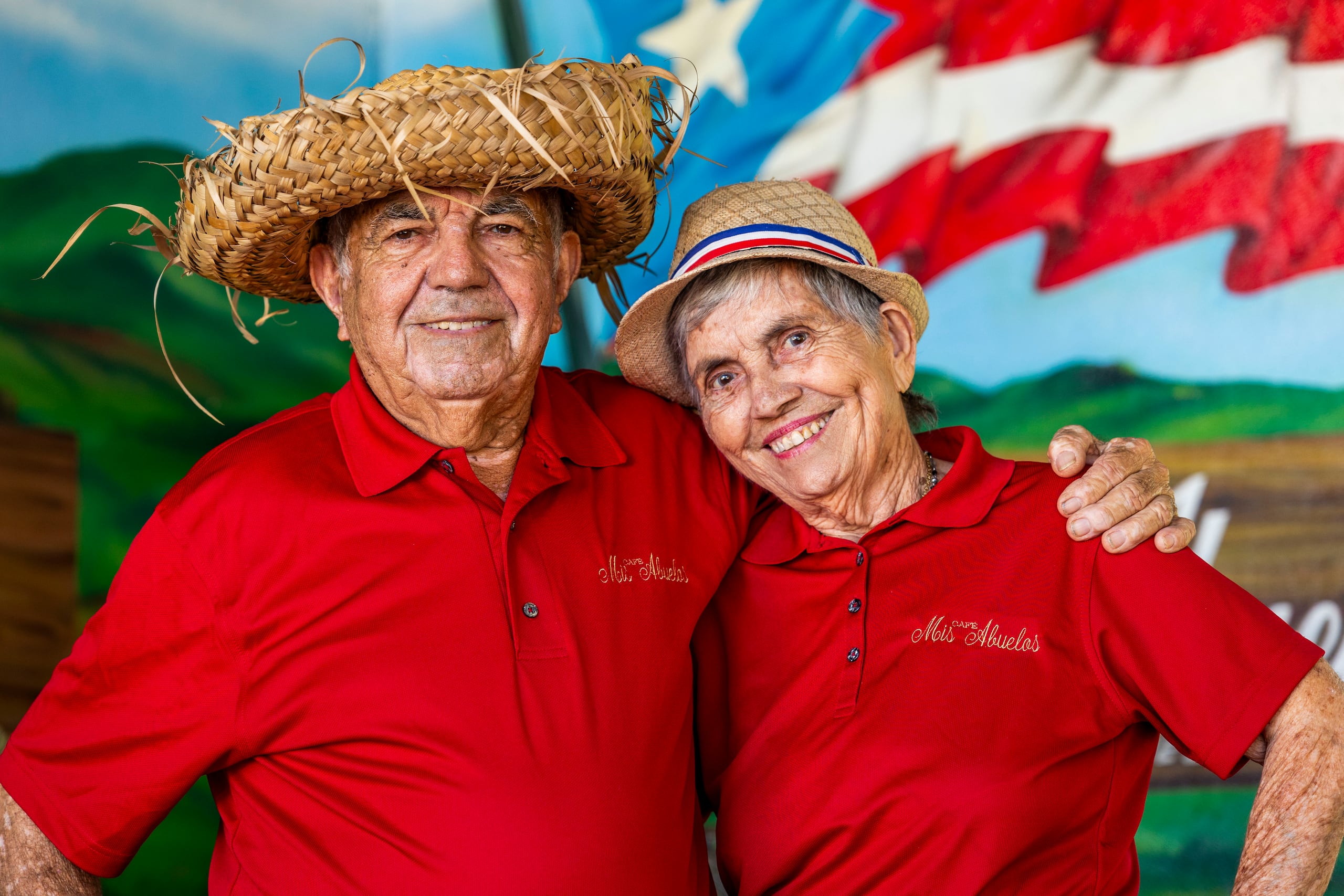 Don José Luis Rodríguez Vélez y su esposa, Jovita Rodríguez Olivencia, reciben a sus visitantes con una tacita de café recién colado, acompañados de la historia familiar que los llevó a continuar con el legado de sus ancestros.