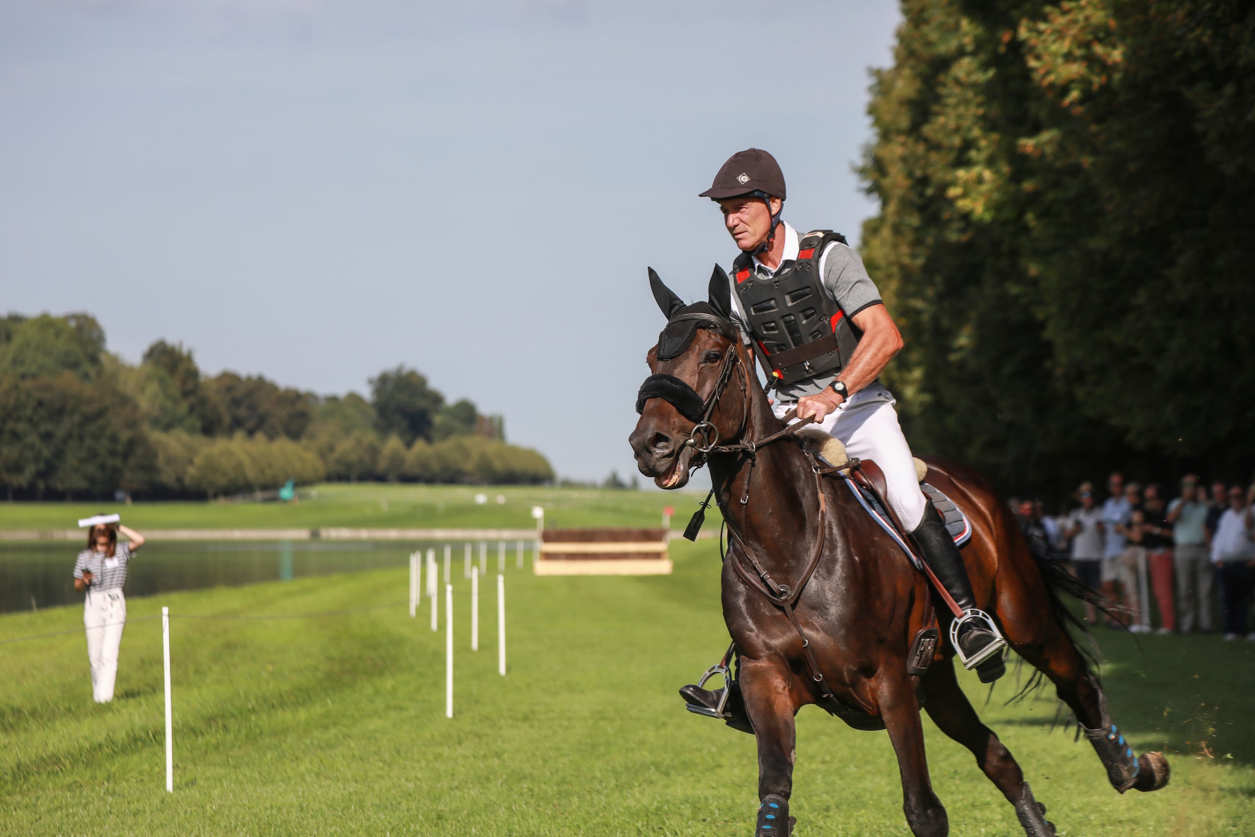 Un jinete recorre su caballo en unas pruebas sobre los jardines del Palacio de Versalles, el cual acogerá las competencias de Ecuestre.