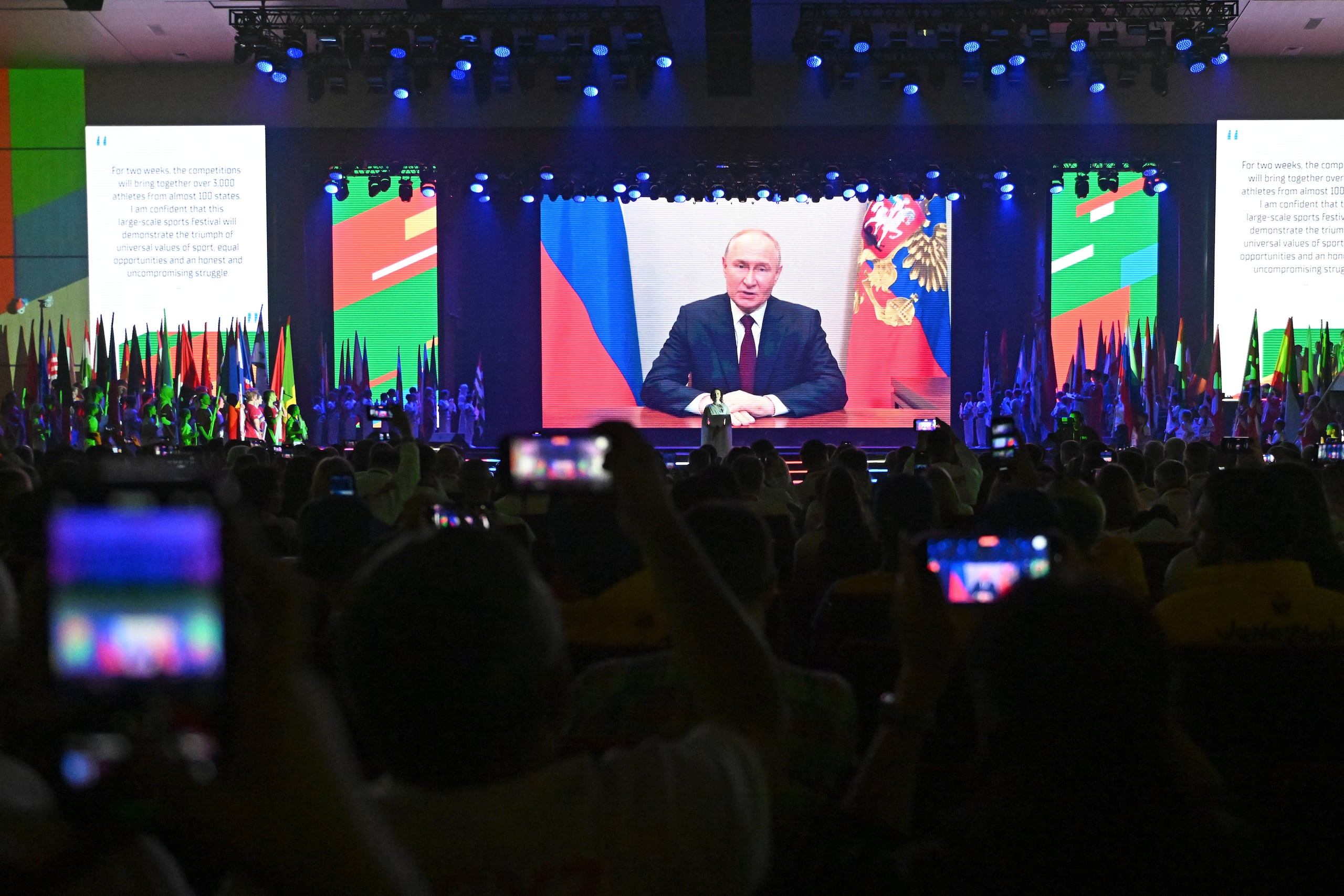 Vladimir Putin ofrece un mensaje al pueblo ruso antes del inicio delos Juegos BRICS, una competencia alternativa de países aliados celebrados en Kazan, Rusia. Miles participaron en el evento que da cabida a los cientos de atletas rusos vedados de competencias internacionales debido a la guerra en Ucrania y los escándalos de dopajes.