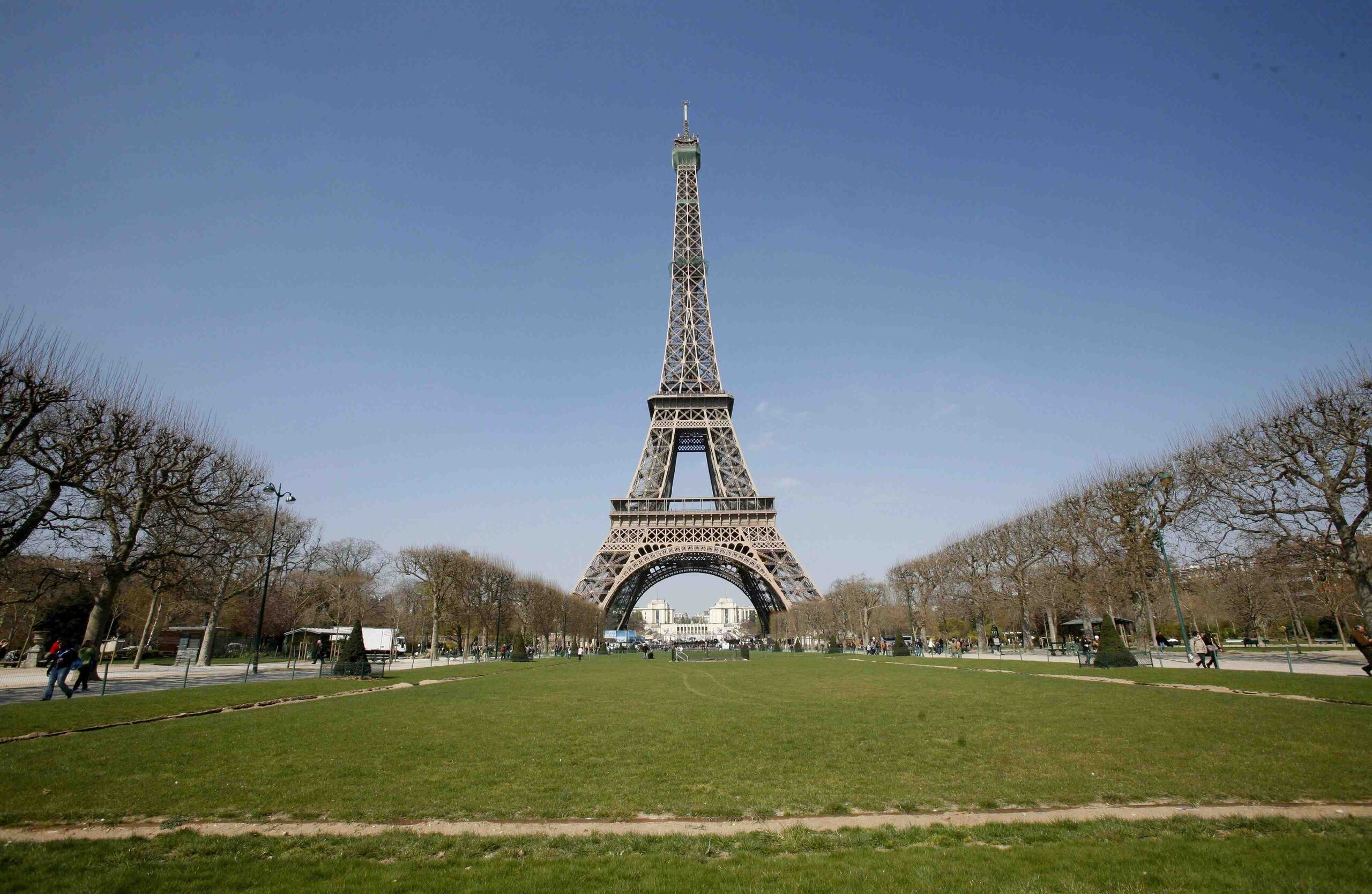 Vista de la Torre Eiffel al final del Campo de Marte, en París (Francia). (EFE)
