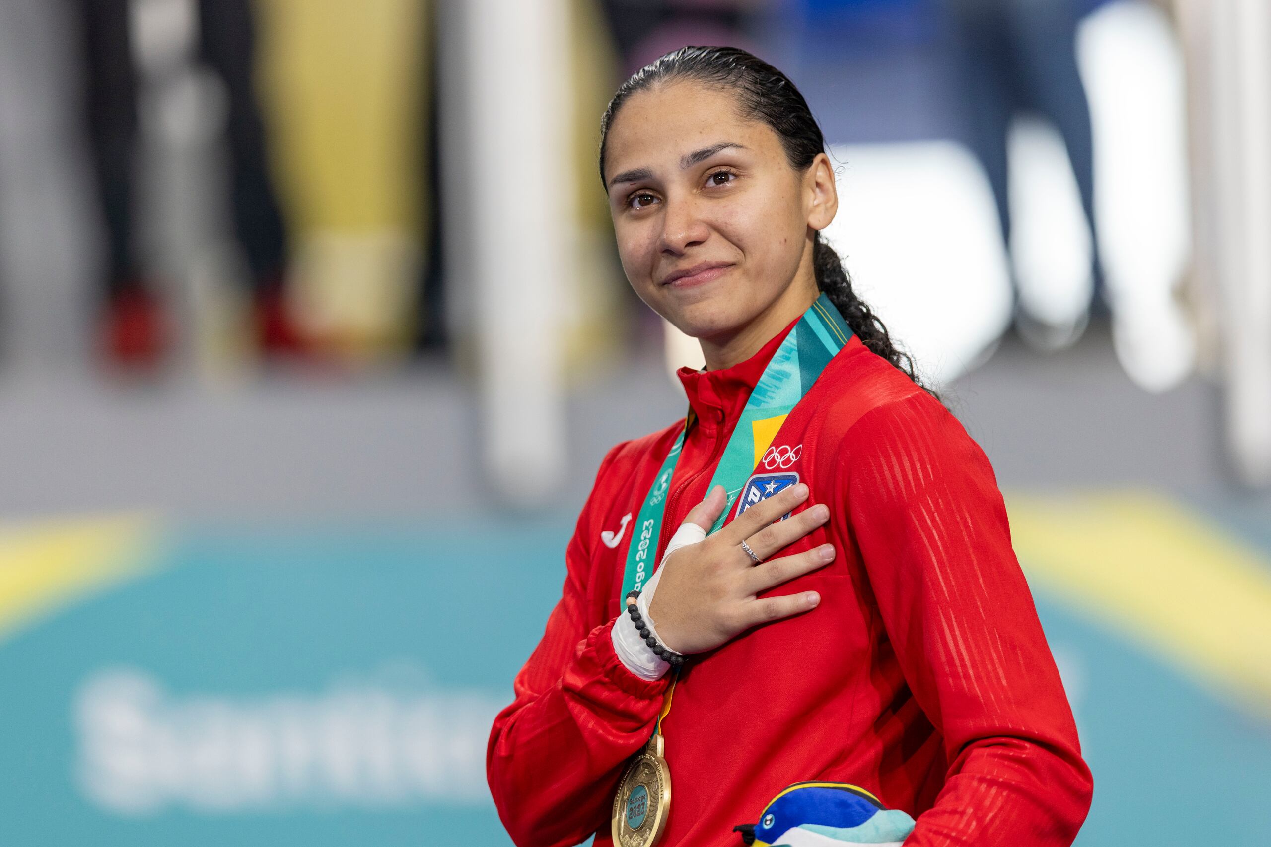 La karateca boricua Janessa Foneca recibe su medalla de oro en los Juegos Panamericanos de Santiago 2023