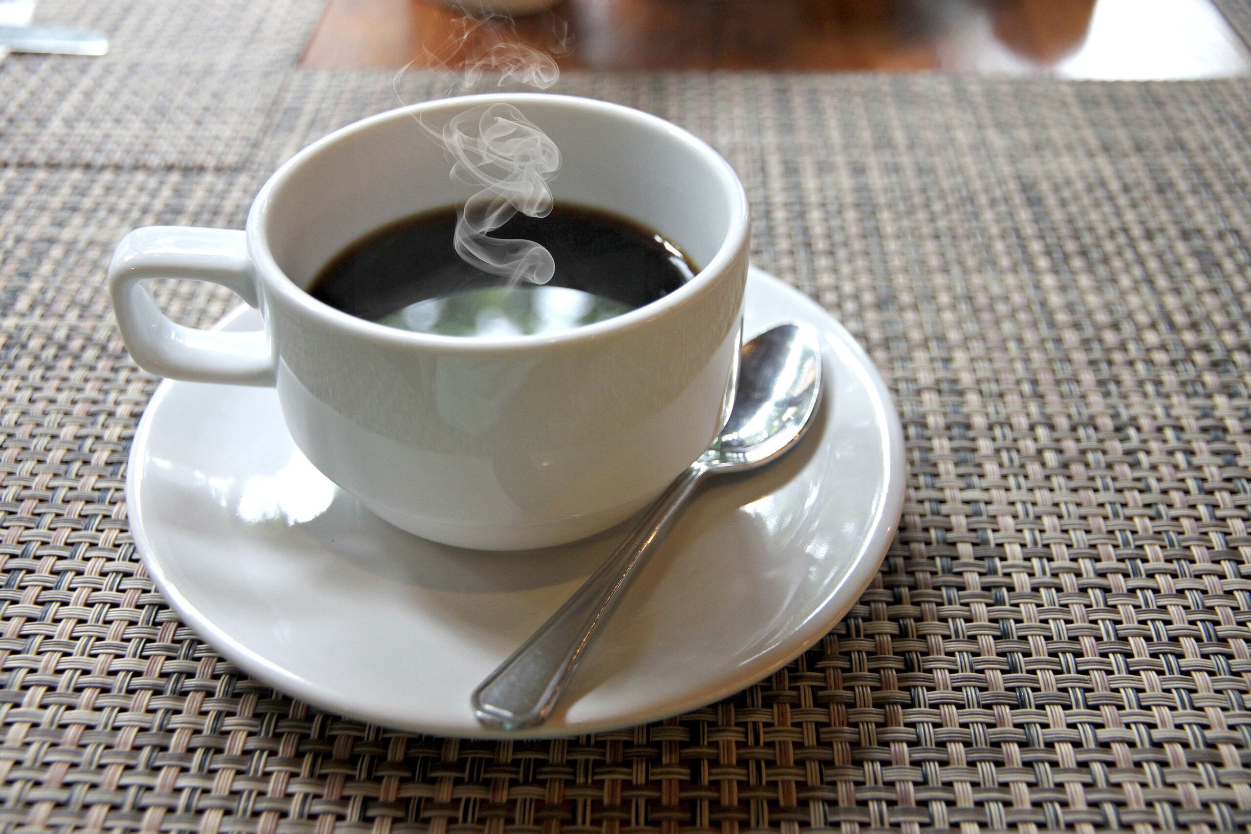 La cantidad recomendada de cafeína al día, de acuerdo con la Administración de Alimentos y Medicamentos de Estados Unidos, es de 400 miligramos, lo que equivaldría a máximo cuatro tazas de café.
