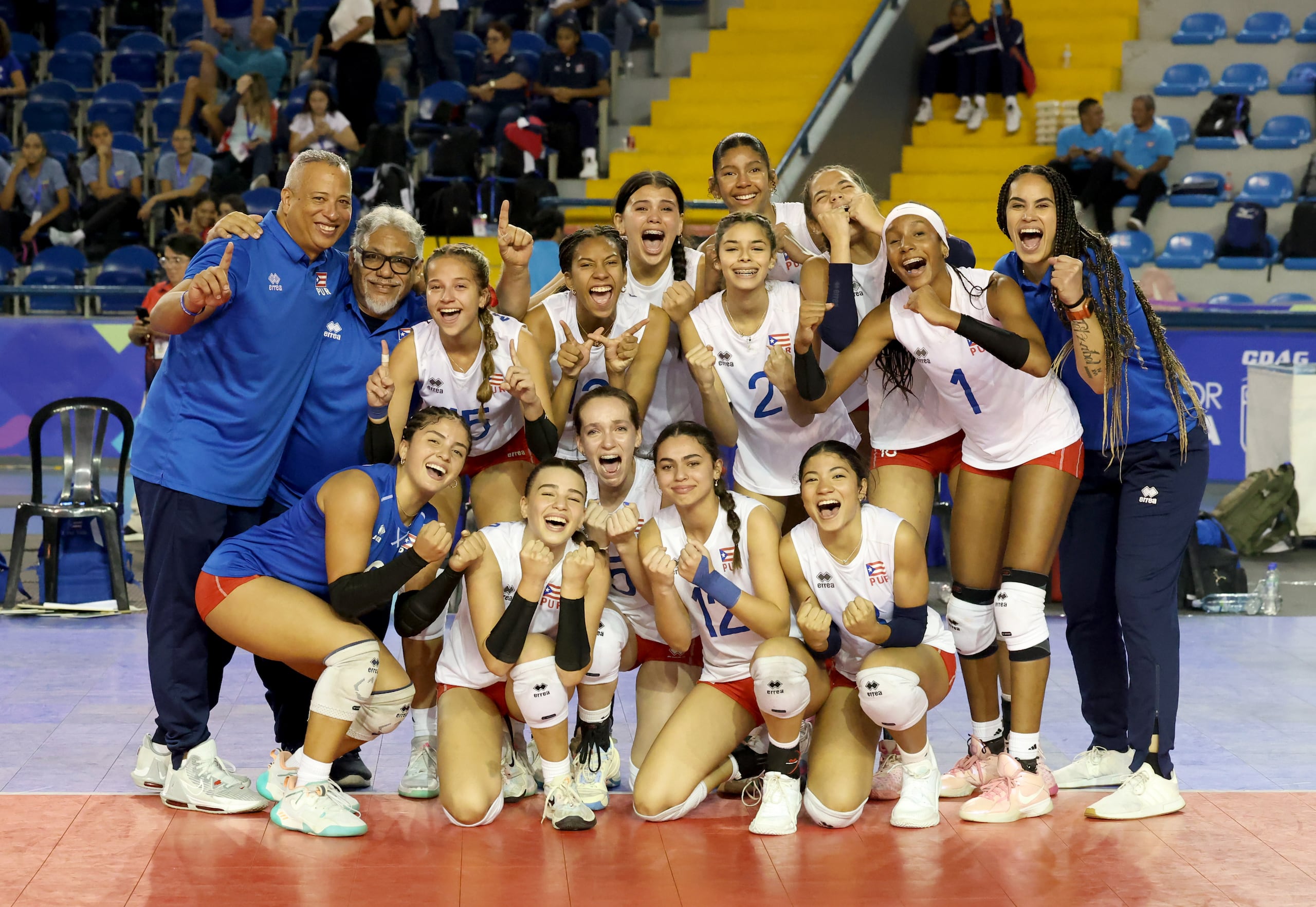 La Selección Sub 17 de voleibol posa y celebra luego de ganar el sábado la Copa Panamericana de la categoría, que se celebró en Guatemala.