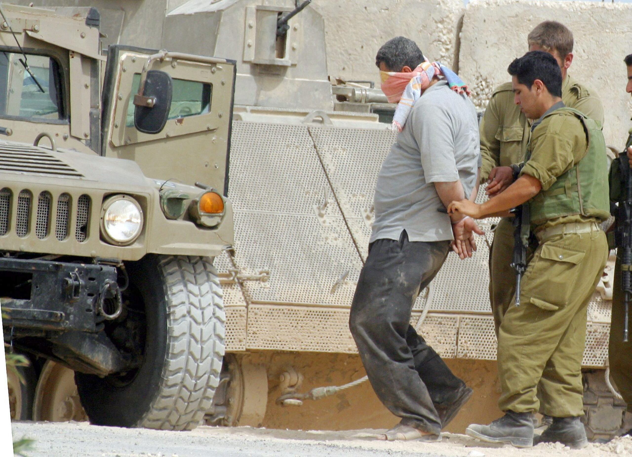 Casi 35,000 gazatíes han muerto en siete meses de guerra. En la imagen de archivo, un residente palestino de Rafah detenido por soldados israelíes. (EPA/Rina Castelnuovo/ POOL)