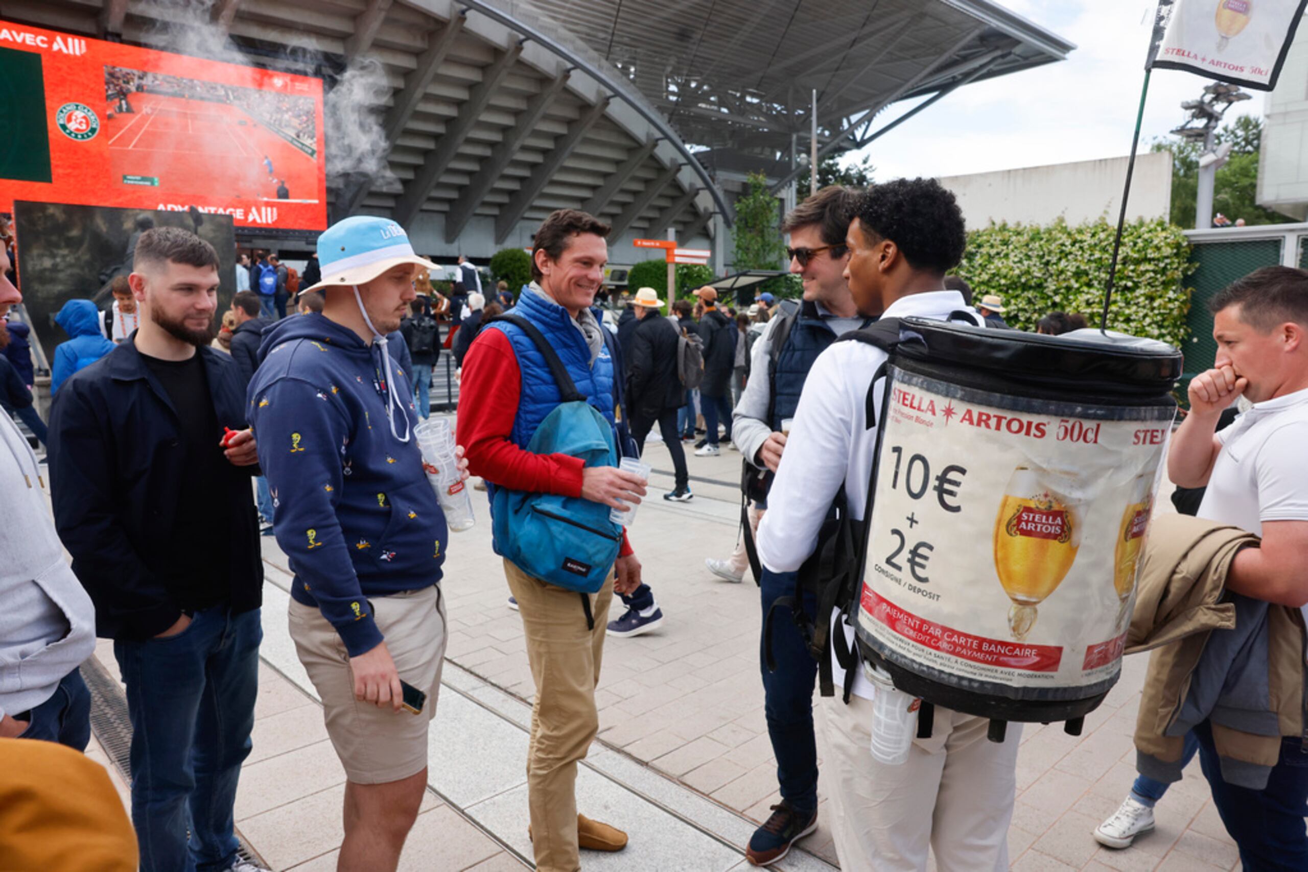 Un puñado de espectadores compran cervezas en el Estadio Roland Garros en París.