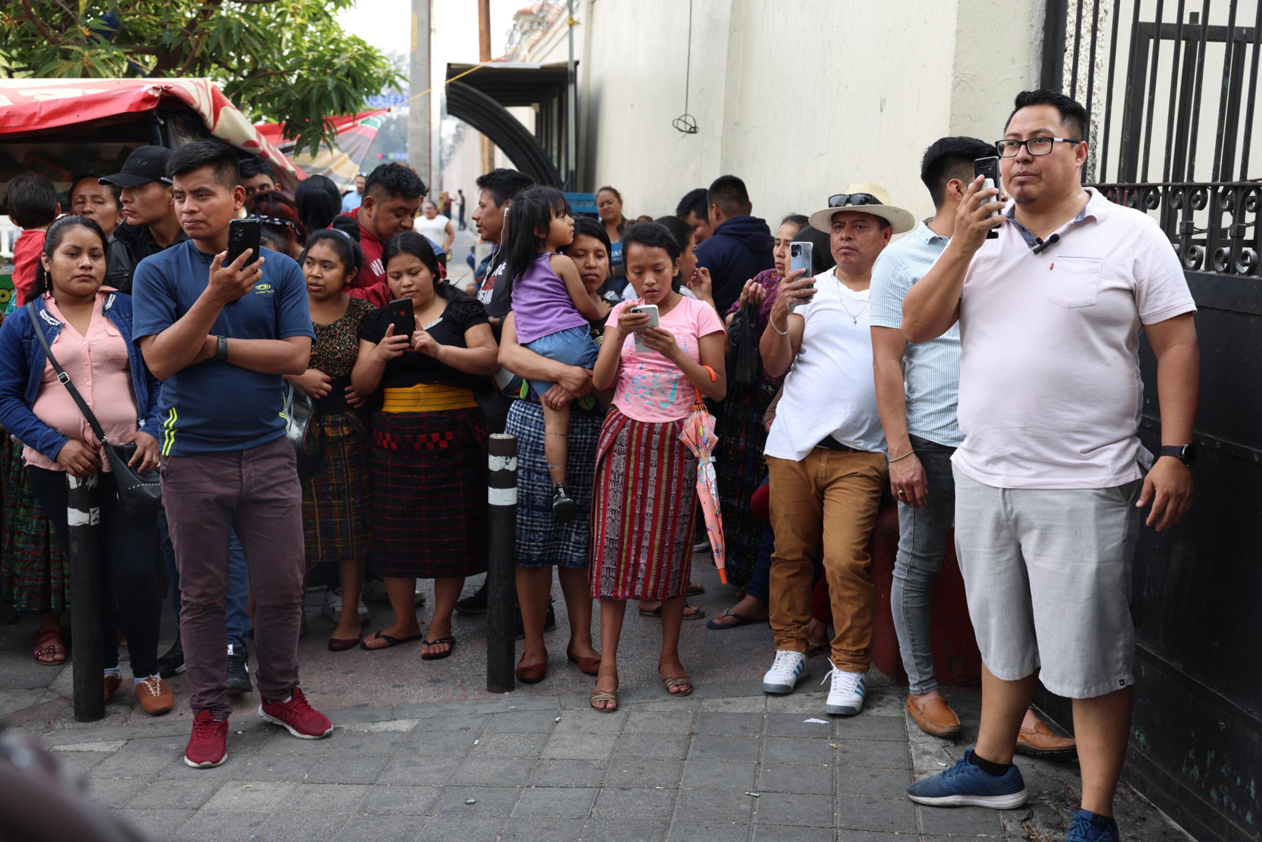 Personas se reúnen en las instalaciones del Instituto Nacional de Ciencias Forenses para conocer información sobre la identificación de Jorge Pop, conocido como Farruko Pop, el sábado en la Ciudad de Guatemala.