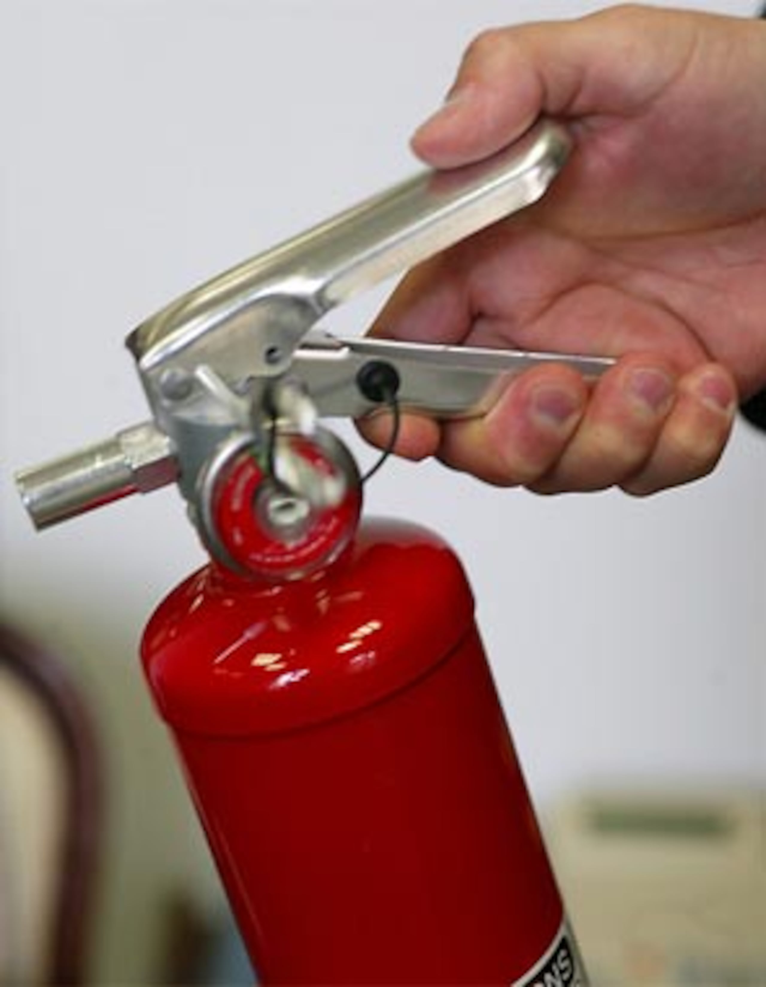 Haga lo posible por tener un extintor de incendios y ¡aprenda a usarlo! (Archivo)