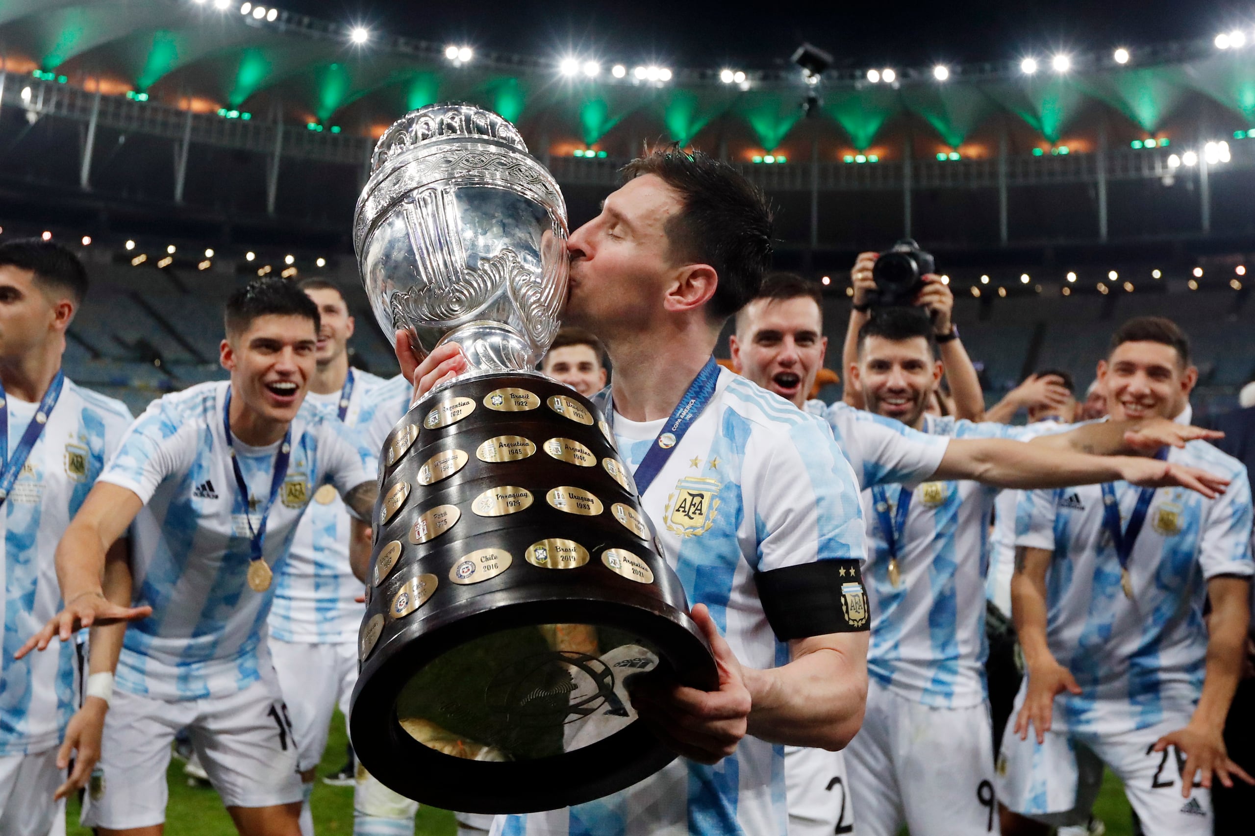 El atacante argentino Lionel Messi besa el trofeo de la Copa América tras la victoria 1-0 ante Brasil en la final, el 10 de julio de 2021, en el estadio Maracaná de Río de Janeiro.