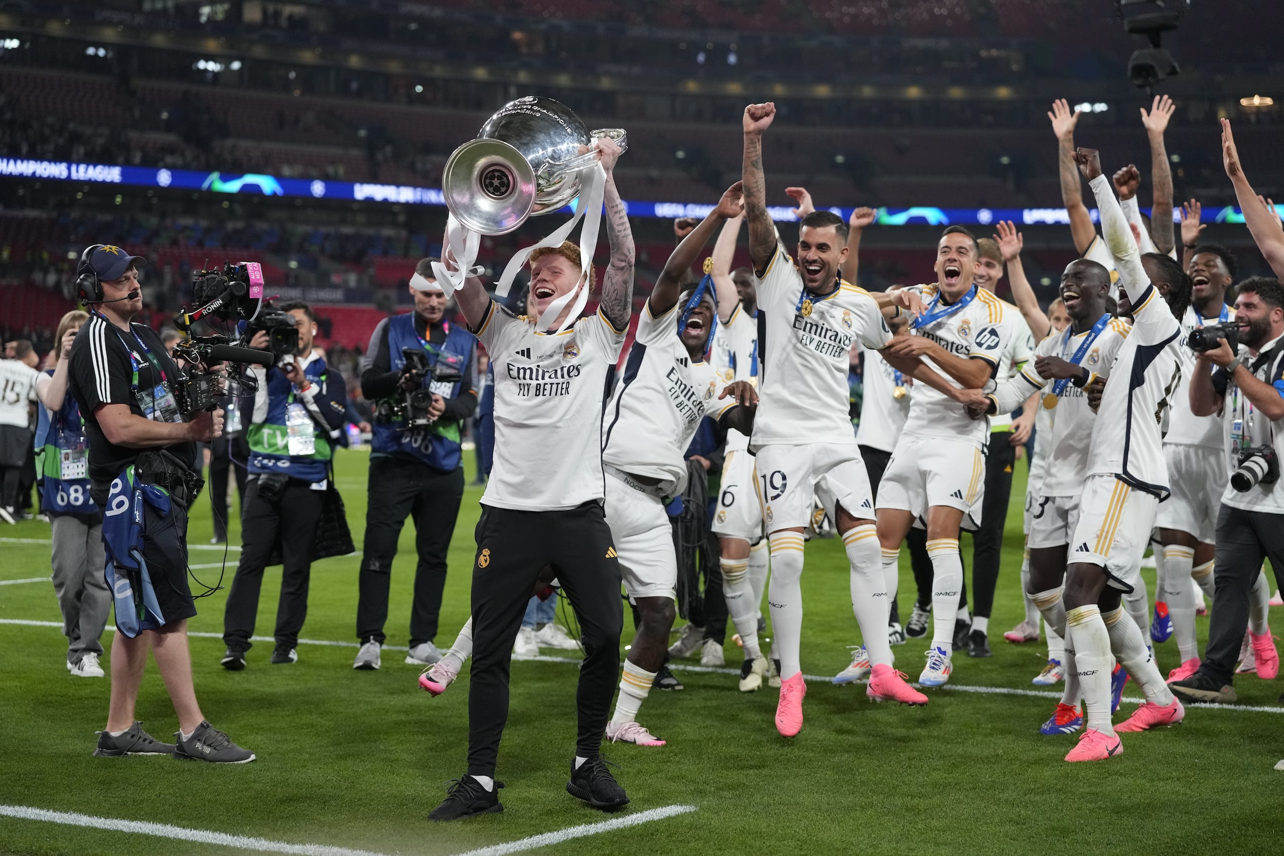Jeremy de León celebra con la copa de la Liga de Campeones UEFA conquistada el sábado por el Real Madrid en el Wembley Stadium de Londres, Inglaterra.