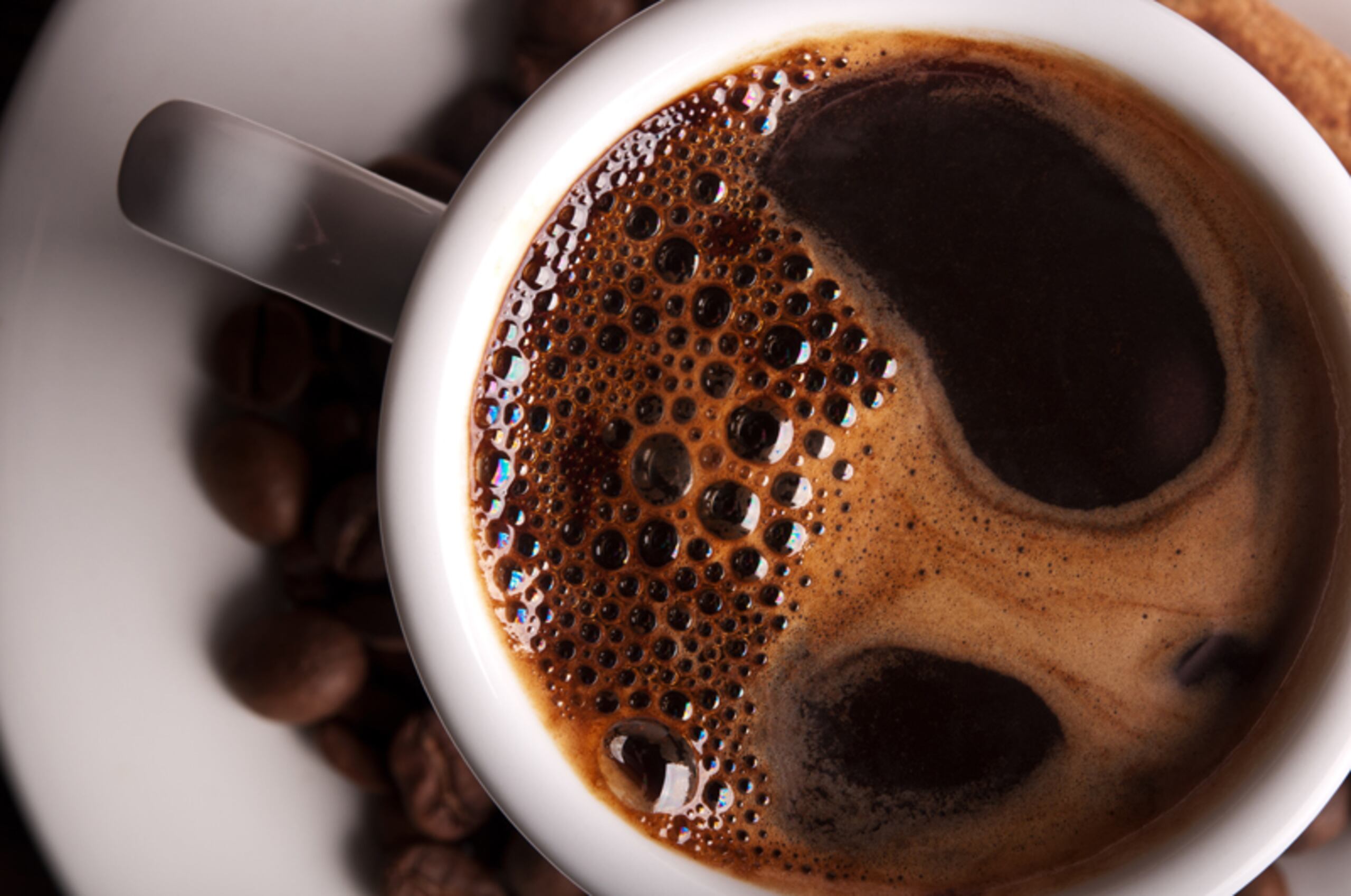 La cafeína es un estimulante que tiene un efecto rápido en el sistema nervioso central, puede incrementar la presión arterial y el ritmo cardíaco, proporcionar un aumento de energía y mejorar el estado de ánimo en general.