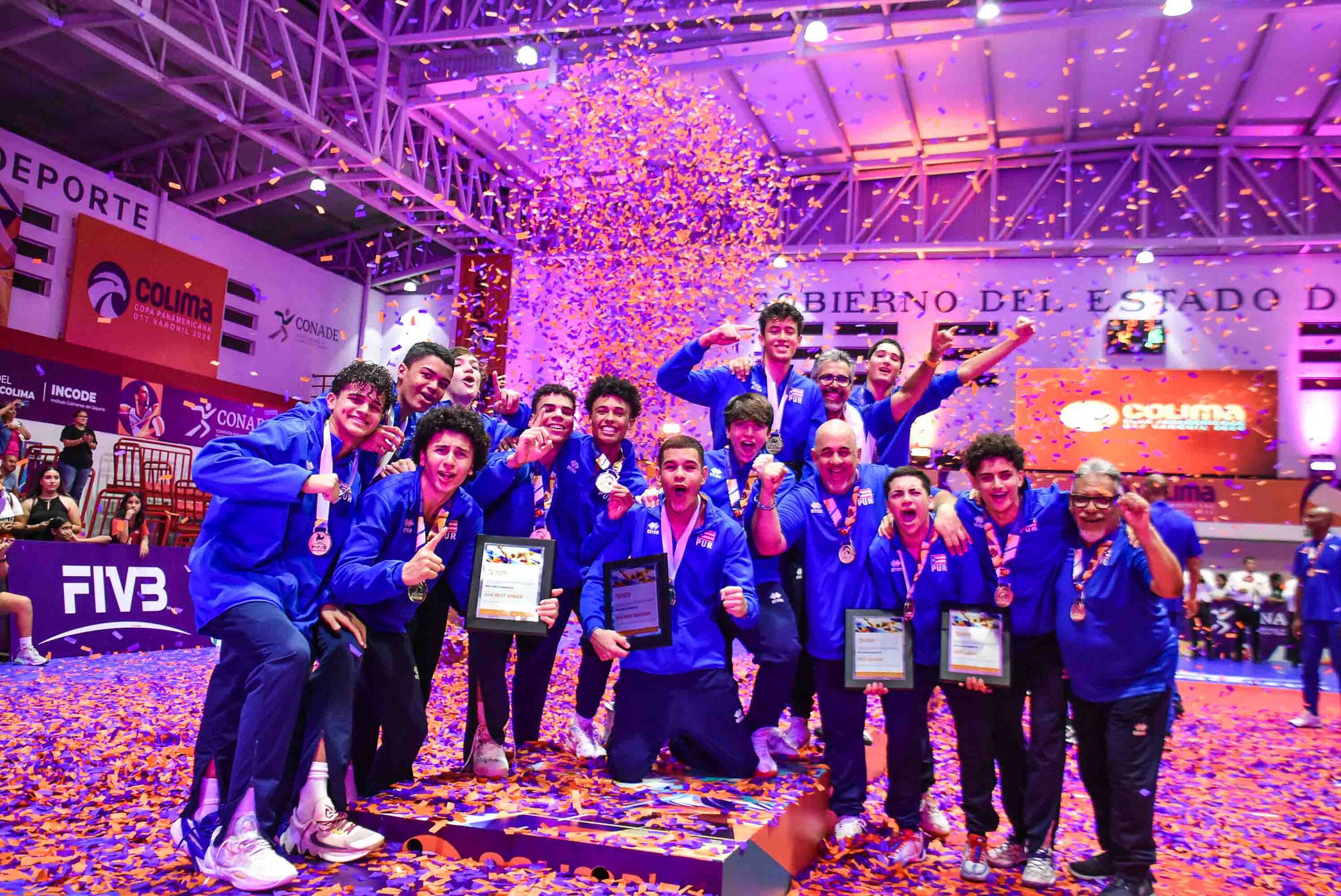 La Selección Sub 17 de voleibol de Puerto Rico celebra a todo color y a lo alto del podio el campeonato de la Copa Panamericana de la categoría en México.