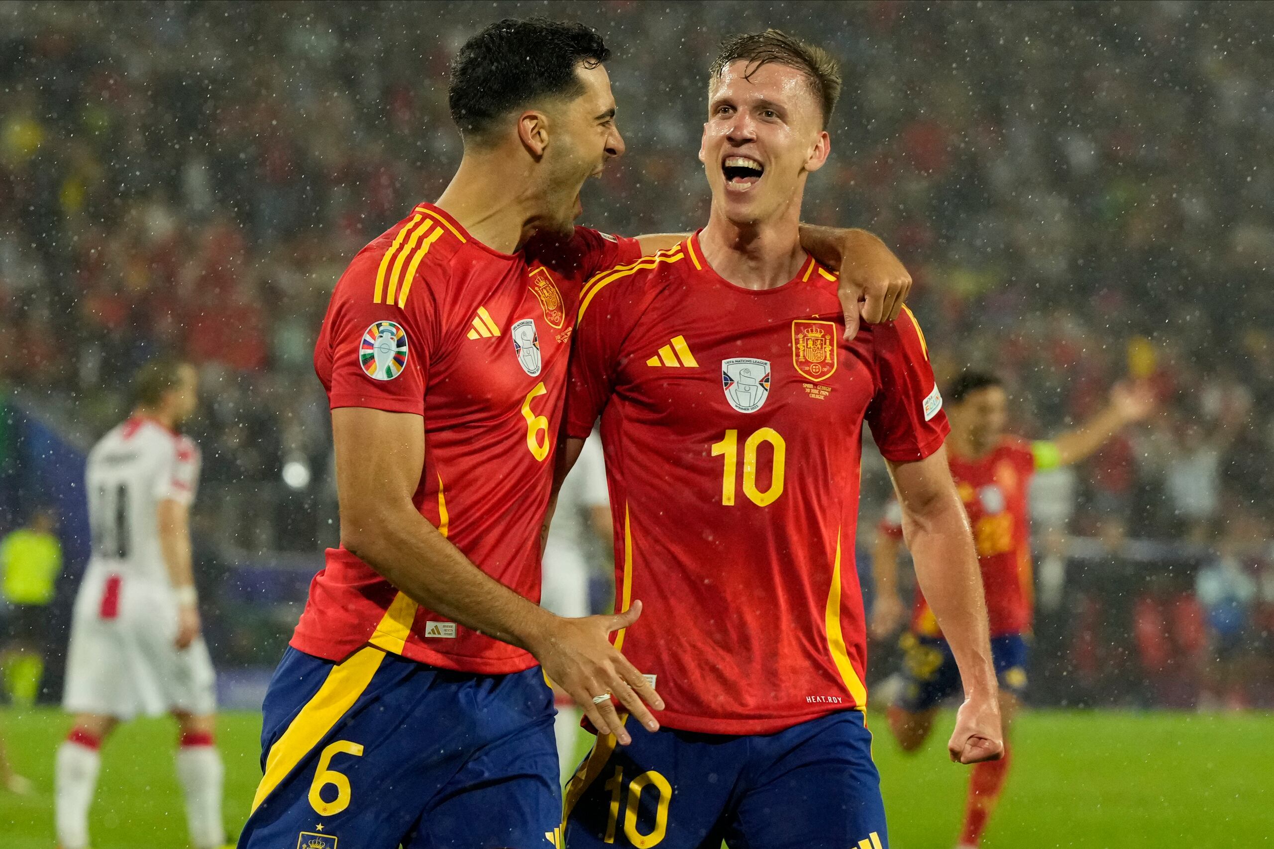 El español Dani Olmo celebra tras anotar el cuarto gol de su equipo en el encuentro de octavos de final de la Eurocopa ante Georgia el domingo 30 de junio del 2024. (AP Foto/Frank Augstein)