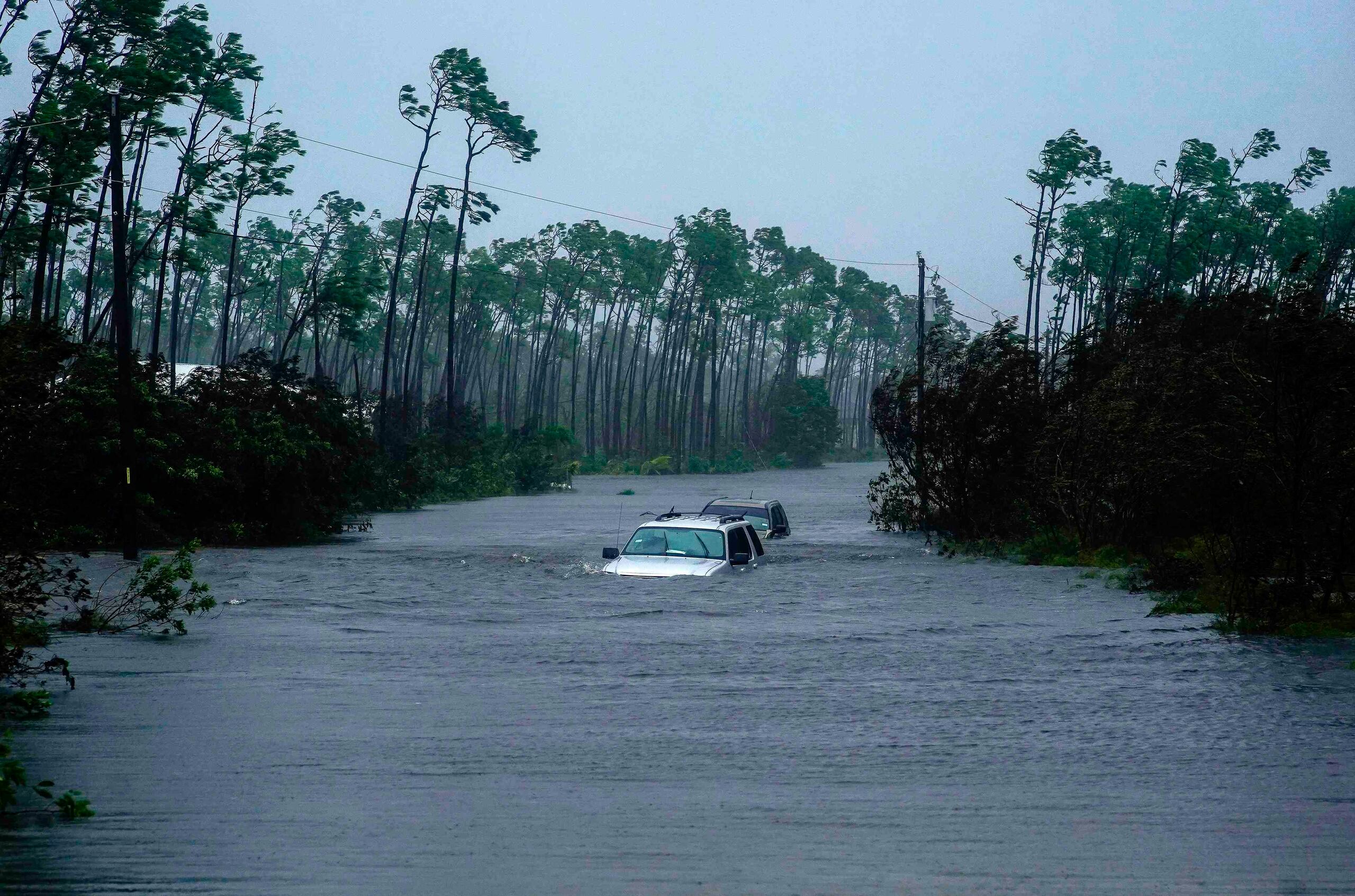 Dos carros quedaron atrapados en las inundaciones en Freeport, en Bahamas.