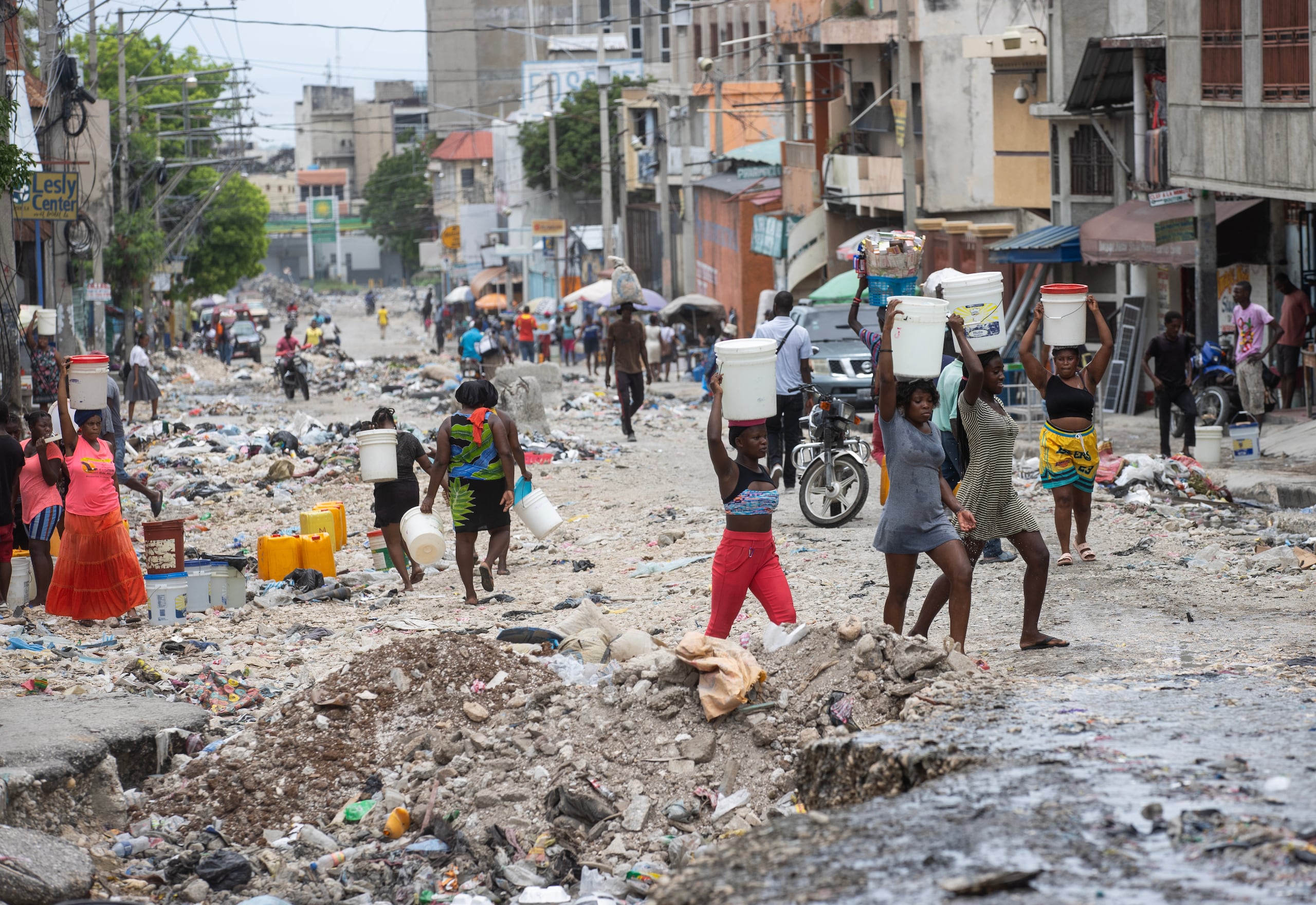 Haití está inmerso en una crisis económica y sociopolítica aguda y sufre una violencia que solo el año pasado causó 8,000 víctimas y que se ha agravado desde febrero pasado.