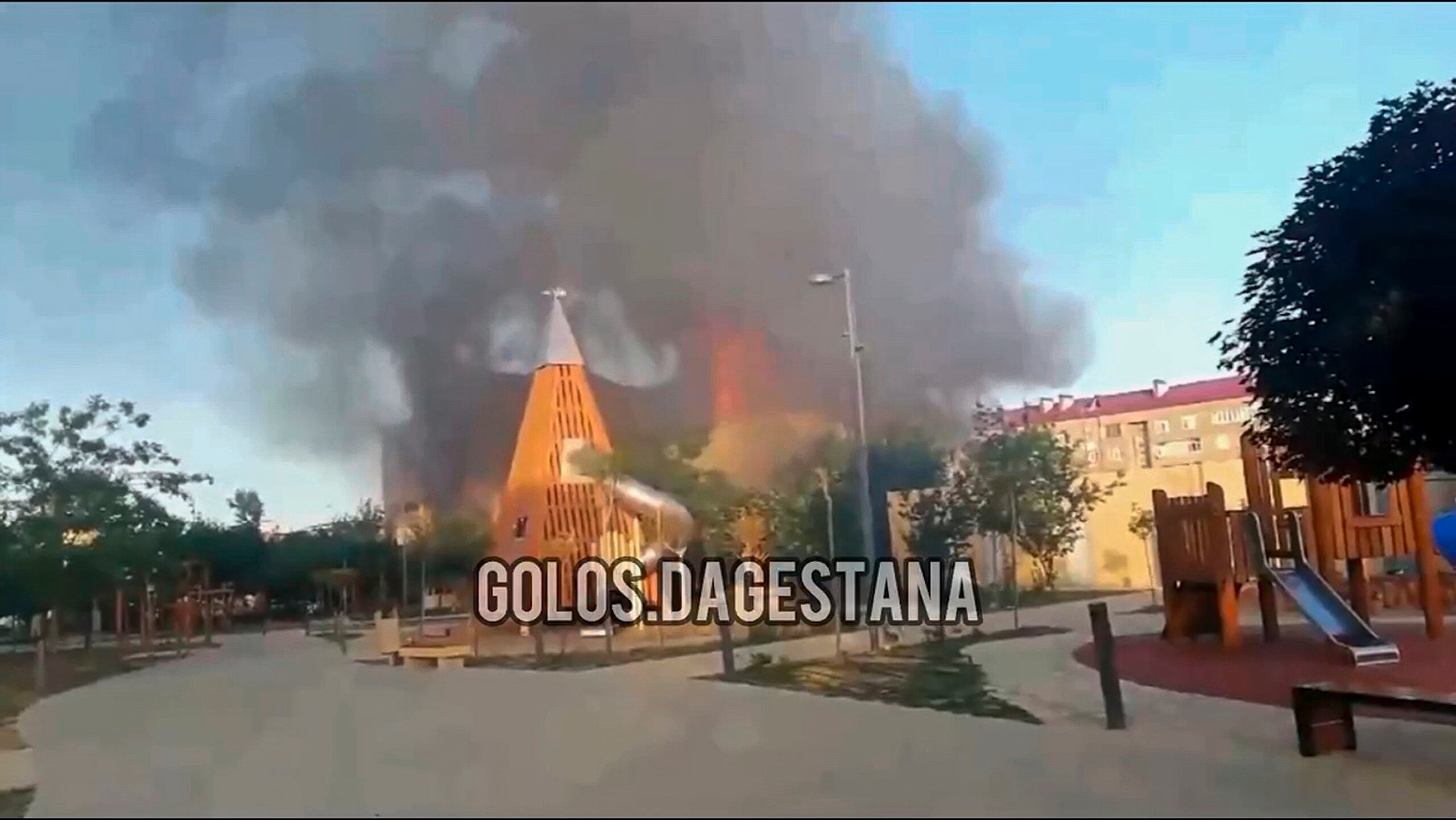 Esta foto tomada de un video publicado por Golos Dagestana muestra una columna de humo después de un ataque en Majachkalá, república de Daguestán, Rusia, el domingo 23 de junio de 2024. (Golos Dagestana via AP)
