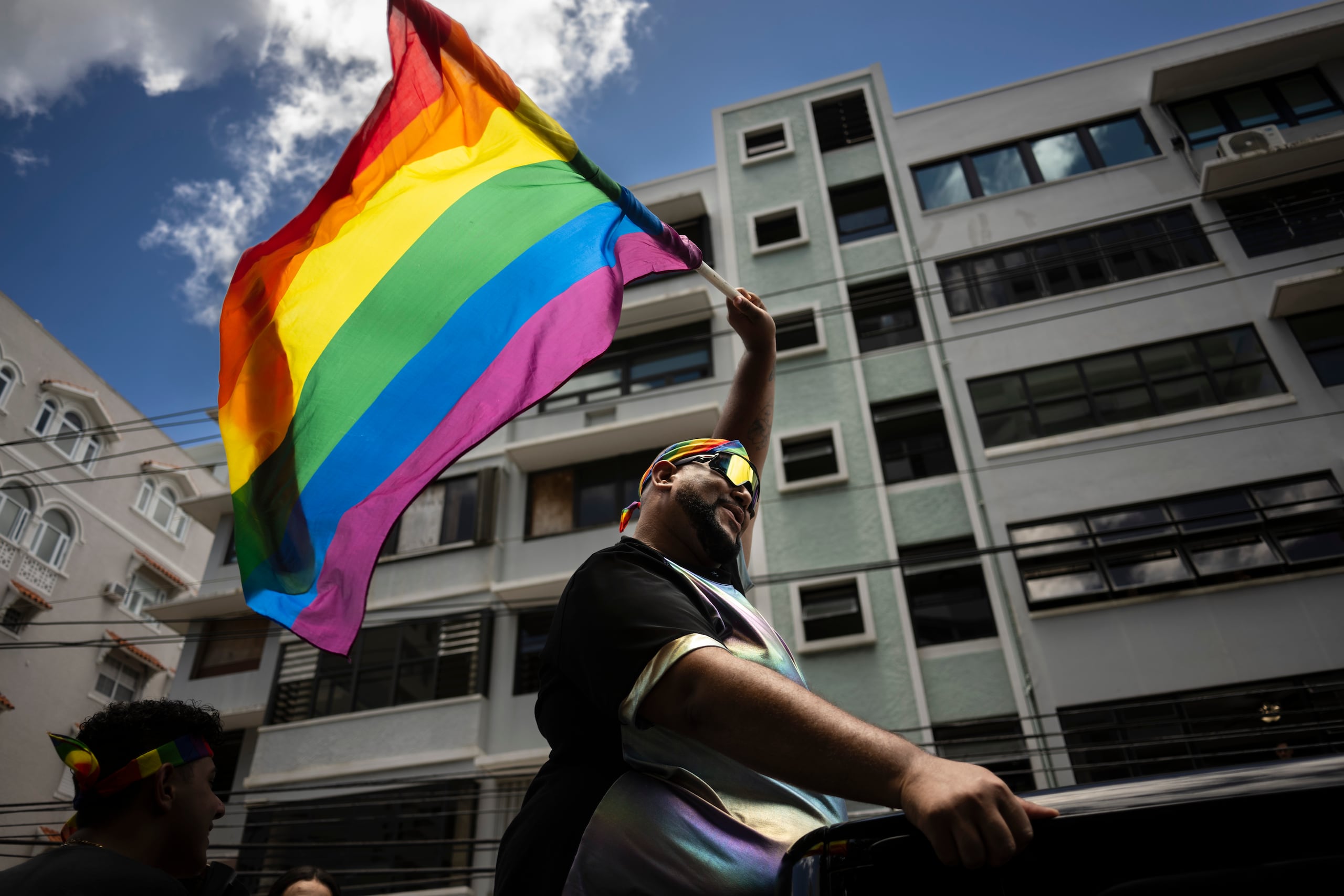 La Parada de Orgulló LGBTQ+ en Rincón comenzará comenzará con una colorida parada que recorrerá desde el balneario hasta la plaza central, simbolizando la luz y el color que la comunidad aporta al pueblo.