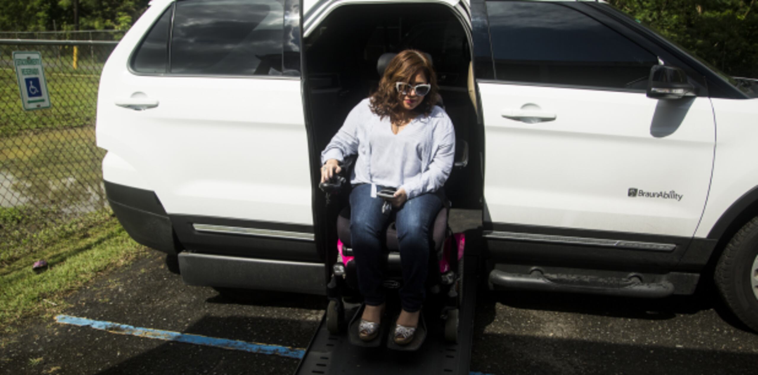 Keishla Rolón bautizó a su van adaptada Dora, la exploradora y elogió técnicos expertos en equipo para personas con limitaciones físicas. (Erika Rodríguez / Especial para Primera Hora)