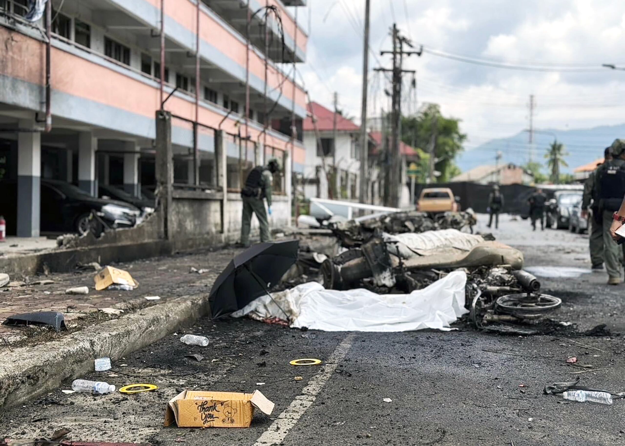 Vehículos calcinados y destrozos por la potente explosión frente a un piso de la Policía en Yala, sur de Tailandia, escenario desde hace décadas de un conflicto armado con el movimiento separatista islámico. EFE/EPA/STRINGER
