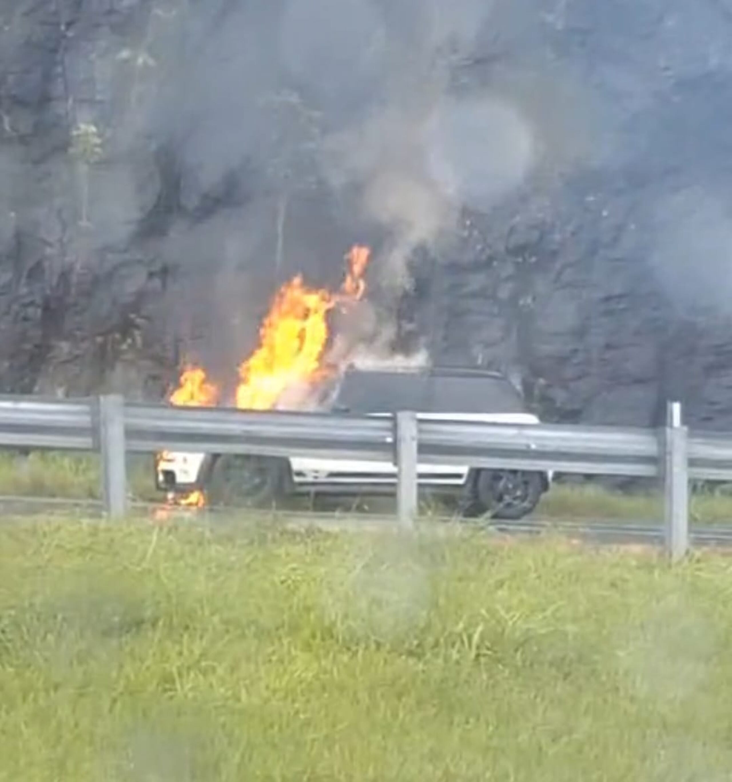 Vehículo incendiado por desperfectos mecánciso, en el kilómetro 47.2 de la autopista Luis A. Ferré (PR-52) en dirección de Cayey a Caguas.