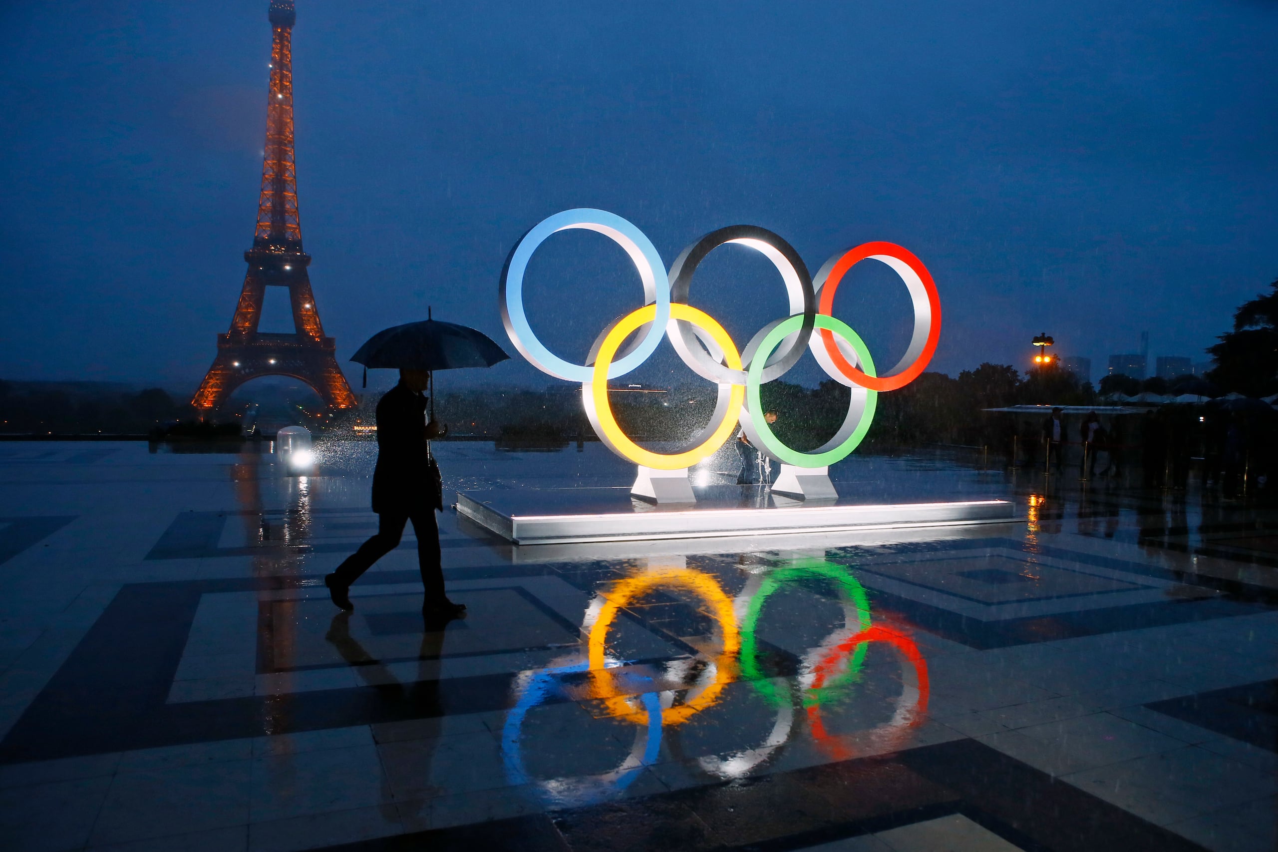 Los aros olímpicos aparecen aquí sobre la Plaza de Trocadero, considerada un mirador de la Torre Eiffel y el Río Sena. 
