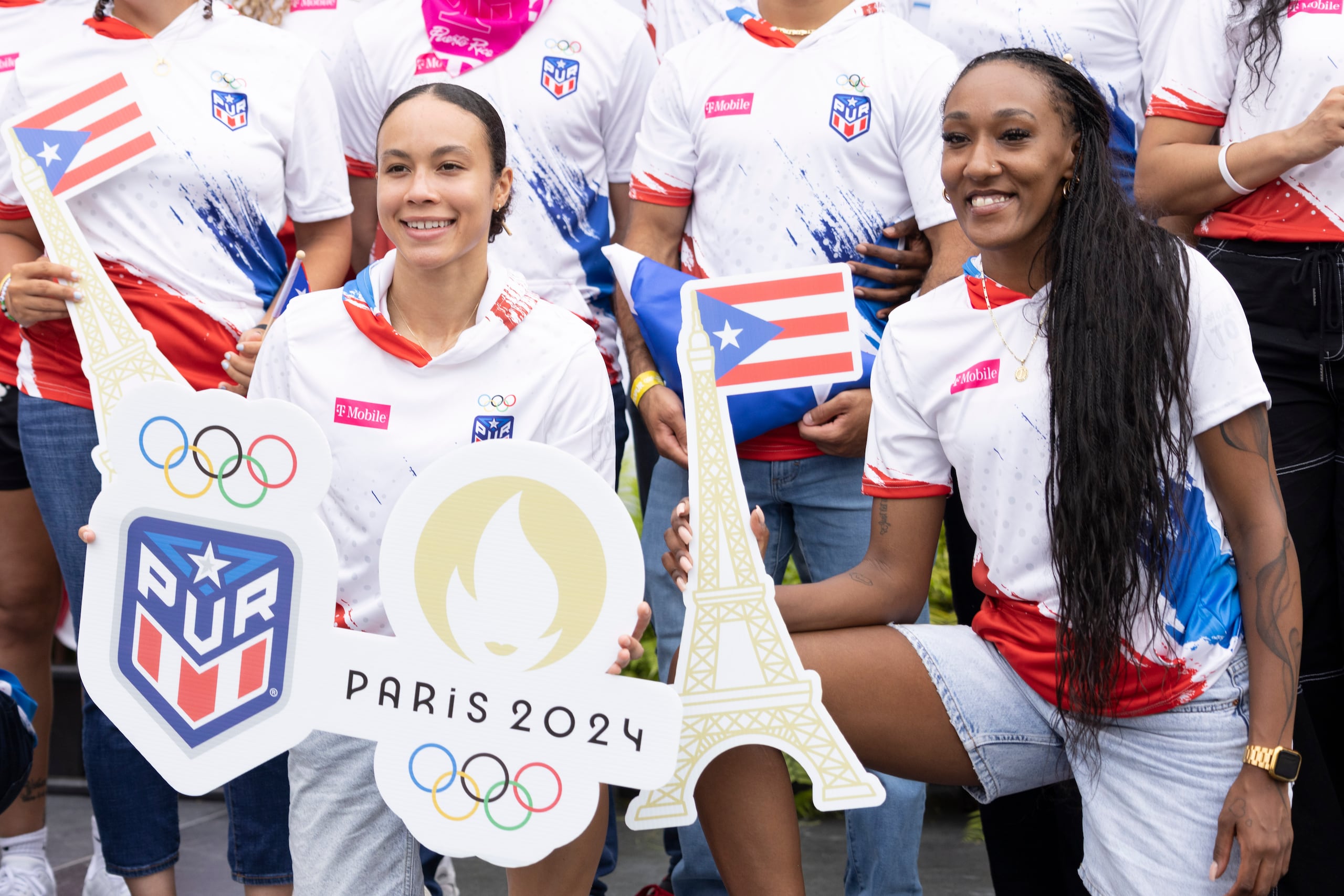 Un grupo de atletas clasificados a las Olimpiadas de París posa sonriente durante la ceremonia.