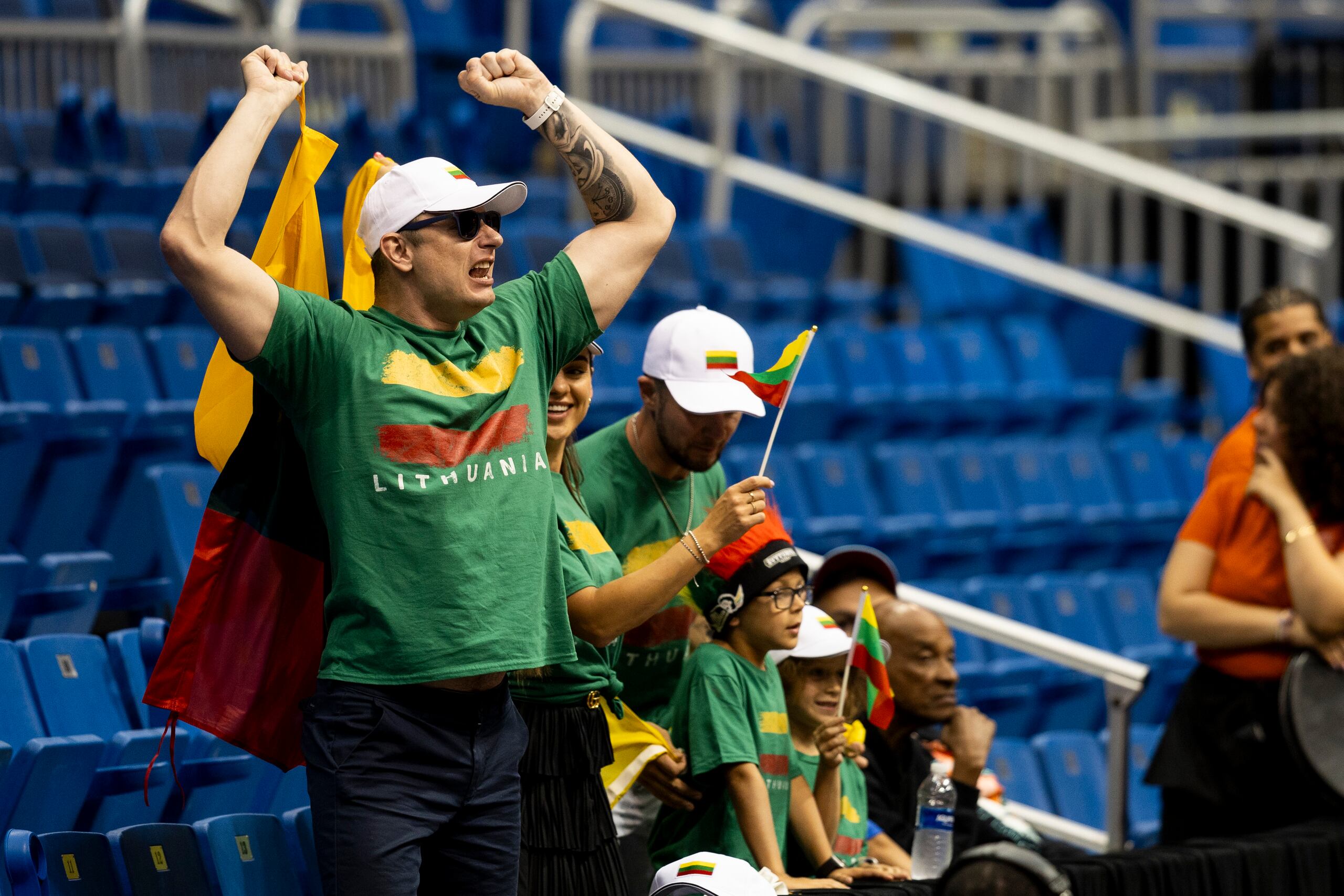 Los seguidores de la selección de Lituania llegaron temprano al Coliseo de Puerto Rico.